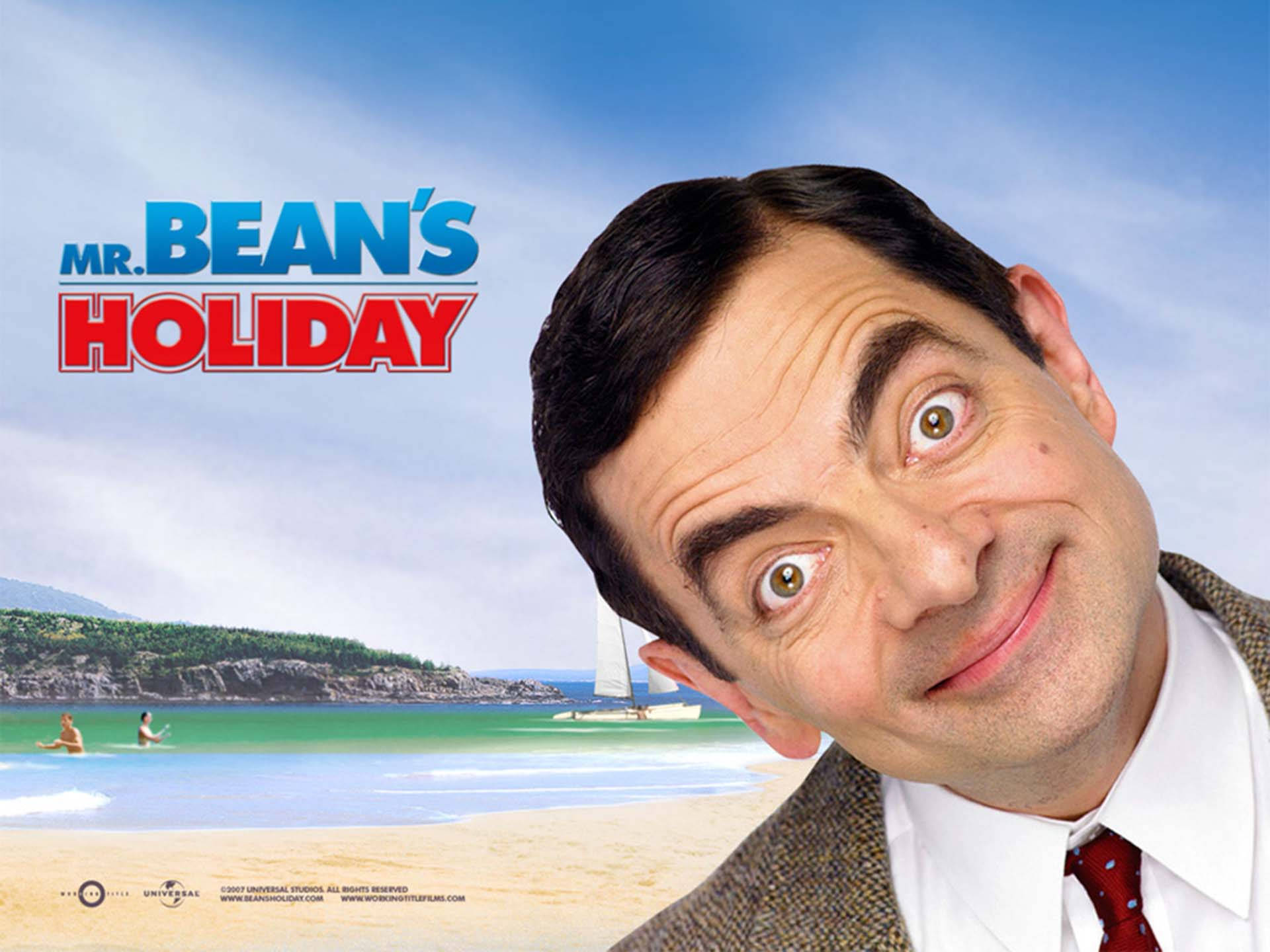 憨豆先生假期電影海報 壁紙 — Mr Bean 在陽光明媚的海灘背景下，背景有帆船和游泳者，頑皮地咧嘴笑。