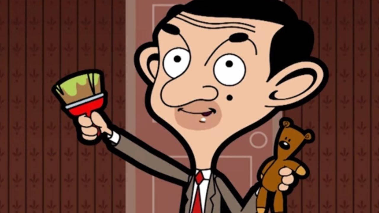 Mr Bean 卡通拿著畫筆和泰迪熊，背景係有圖案嘅牆紙。