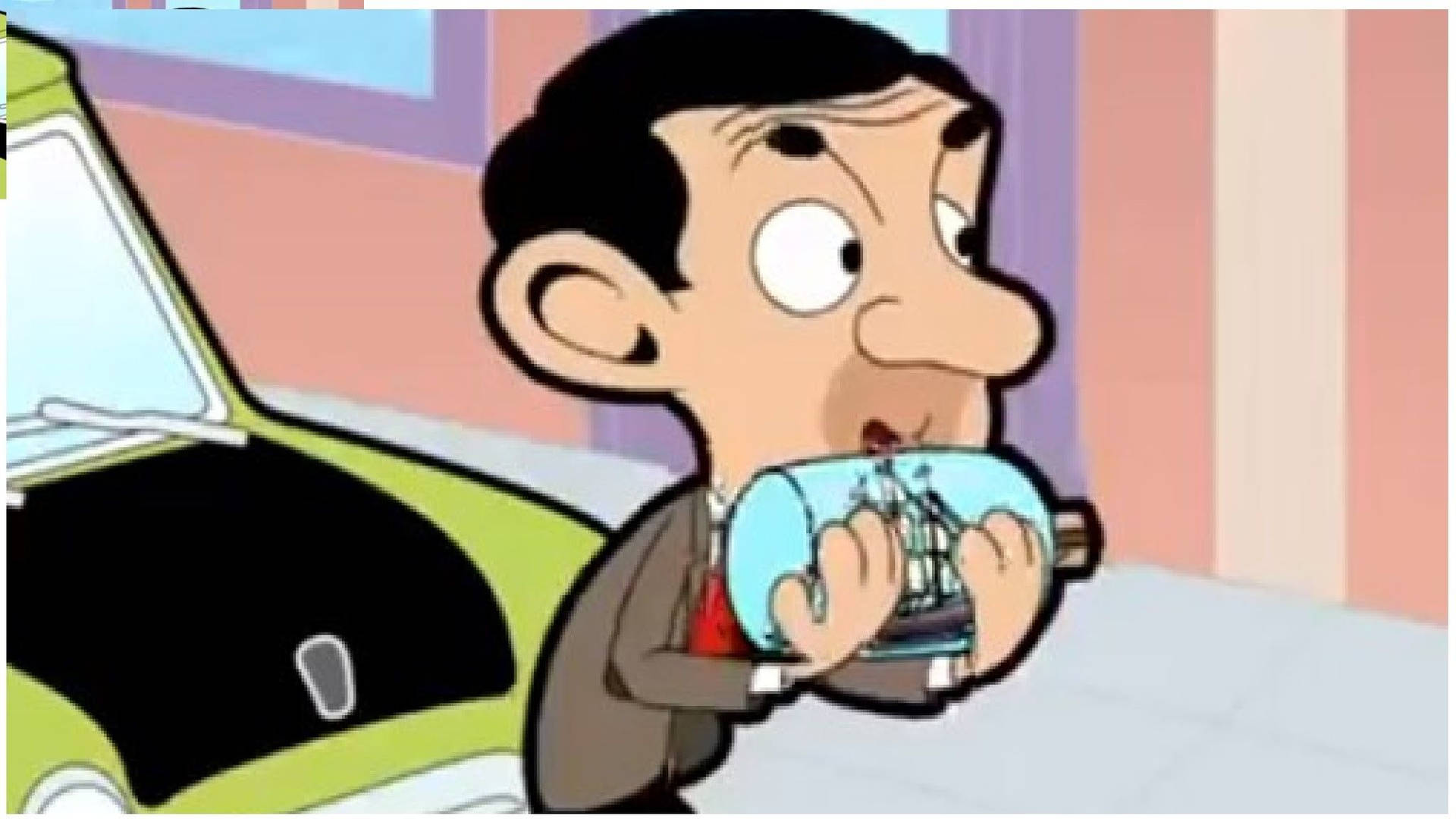 Mr Bean 手持一個內有船隻的瓶子，旁邊有一輛綠色汽車。