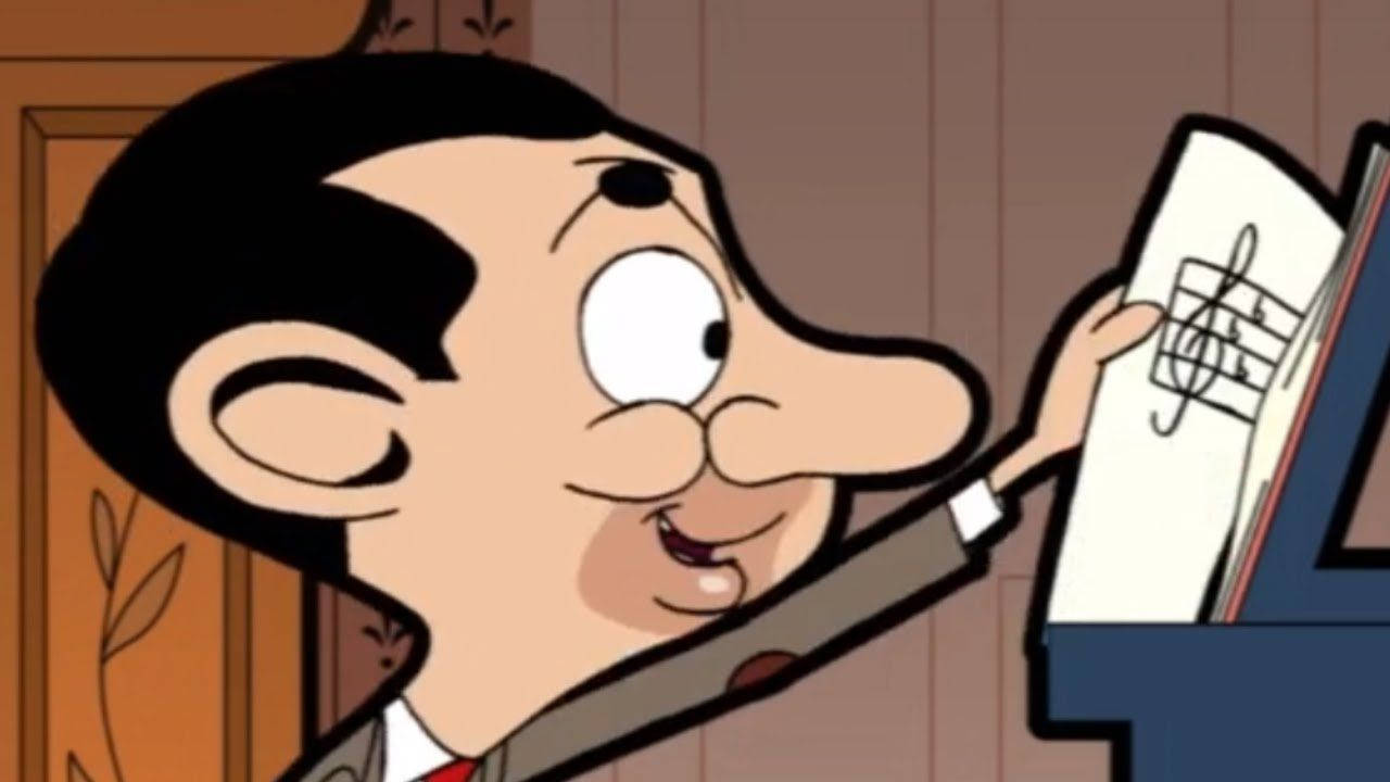 Mr Bean 微笑著彈奏鋼琴，旁邊有樂譜。