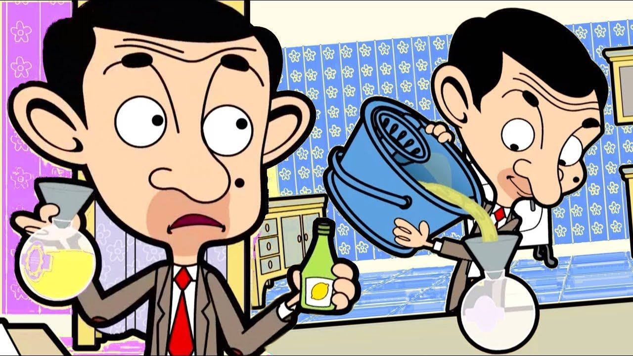 Mr Bean 拿著瓶子和燒瓶，將液體從桶倒入燒瓶中。