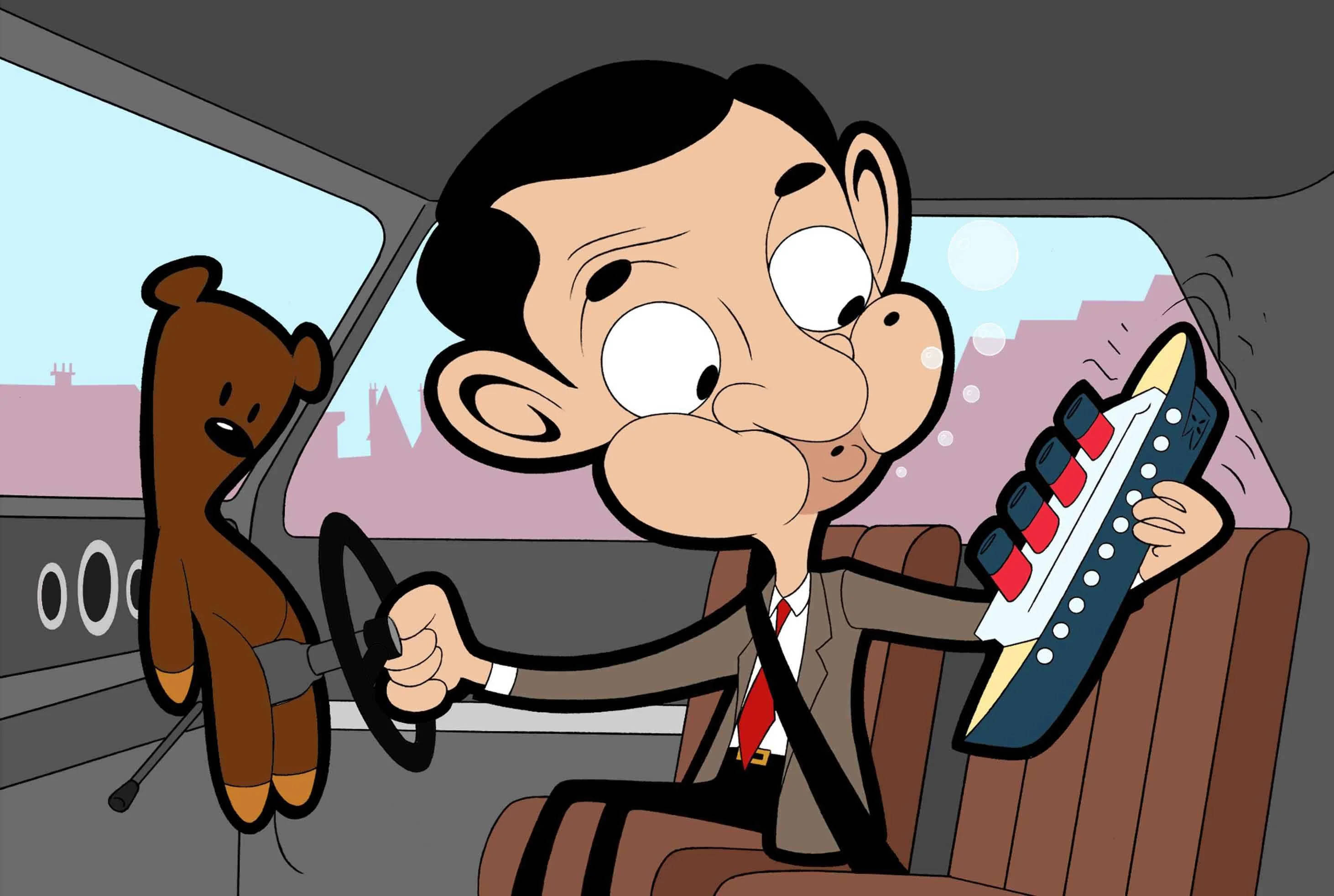 憨豆先生卡通藍色玩具船 壁紙 — Mr Bean 駕駛汽車，手持玩具船，而一隻泰迪熊掛在變速桿上。