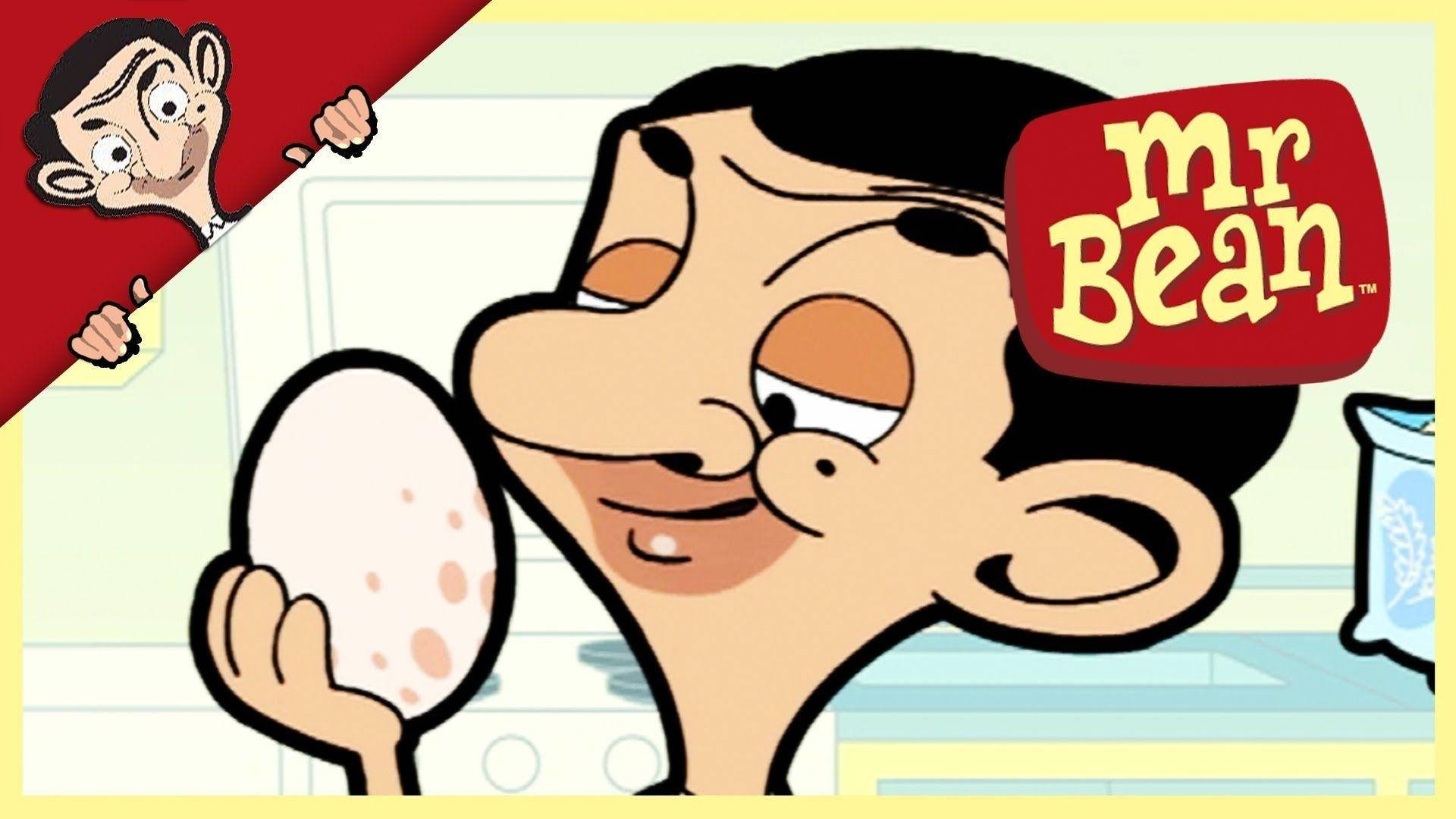 Mr Bean 在廚房裡拿著雞蛋，表情俏皮。
