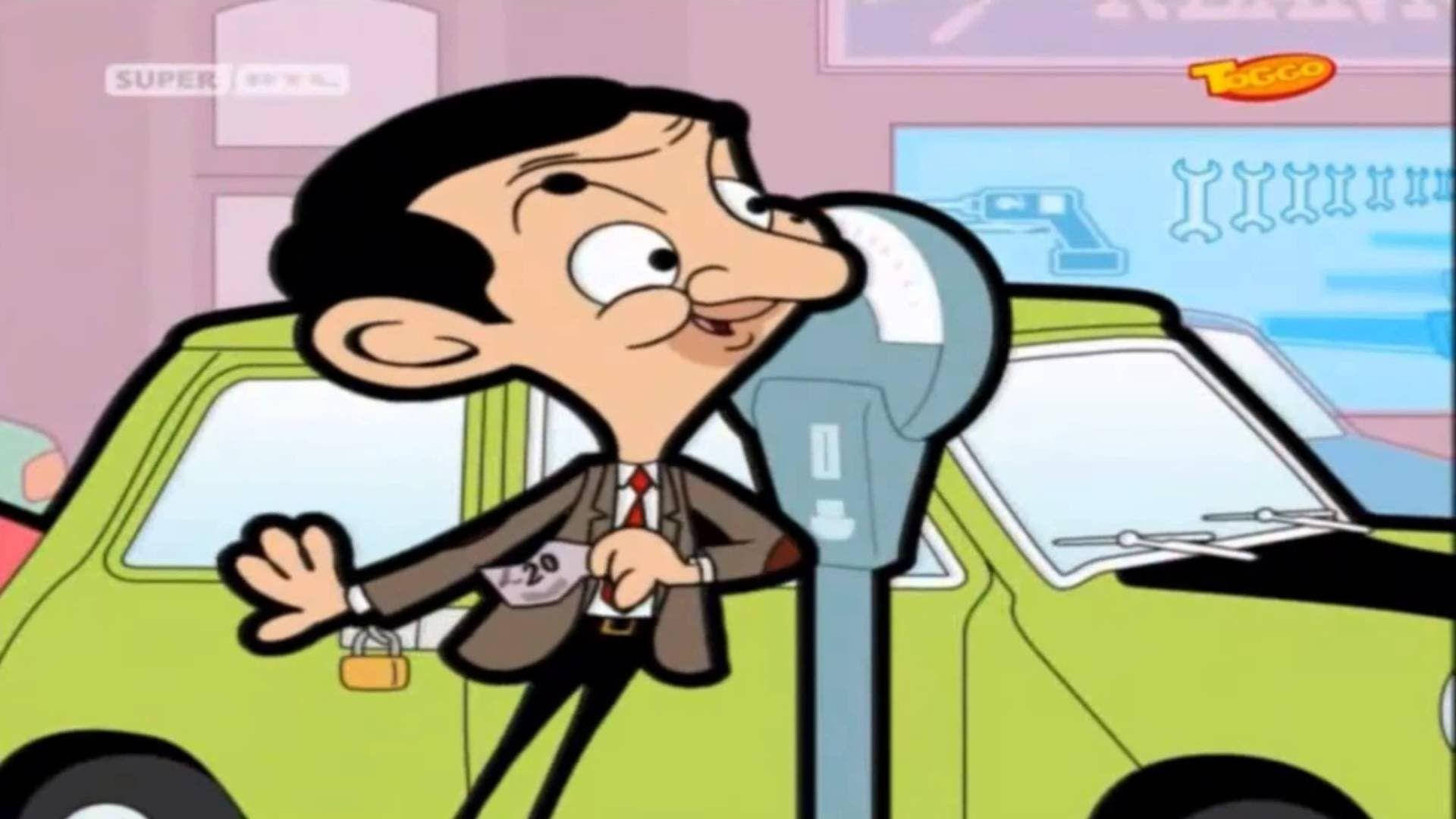 Mr Bean拿著停車計時器站在綠色汽車旁邊，表情有趣。