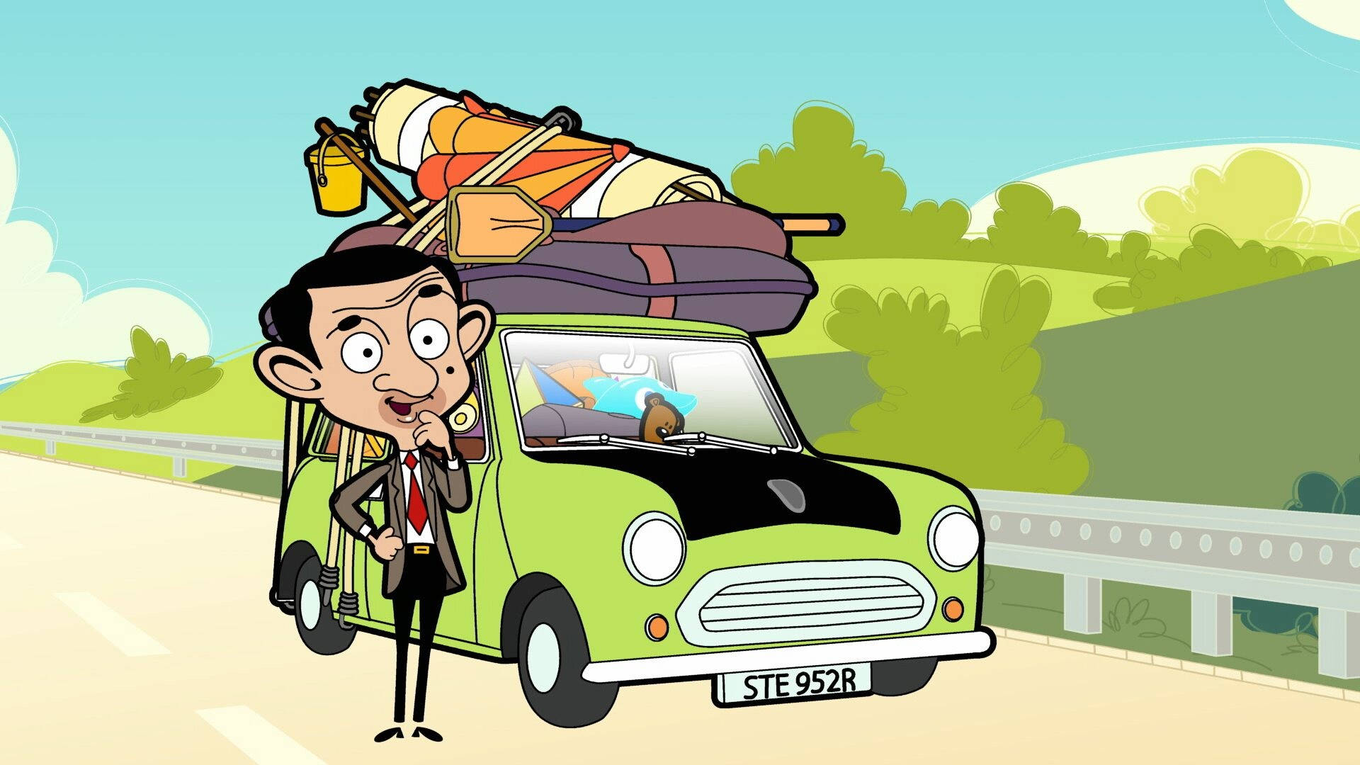 憨豆先生搞笑冒險：空腹狂奔 壁紙 — Mr. Bean 站在他那輛裝滿露營裝備的綠色 Mini Cooper 旁邊，在陽光明媚的路邊。