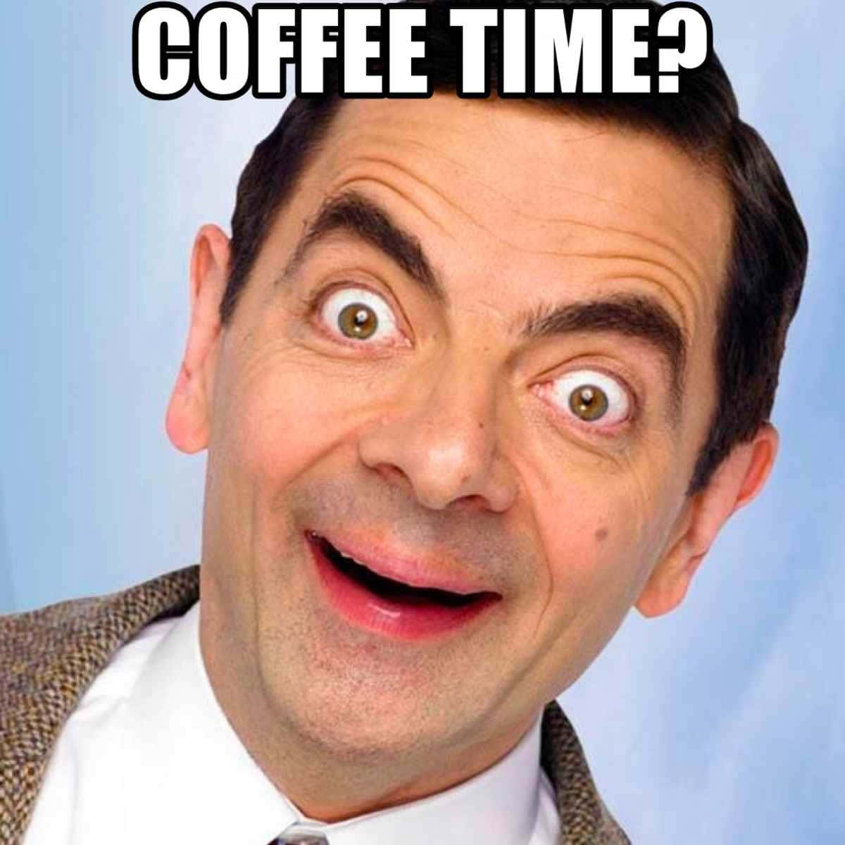 憨豆先生搞笑表情圖 壁紙 — Mr Bean 瞪大眼睛咧嘴笑問 'COFFEE TIME?' 在純藍色背景上。
