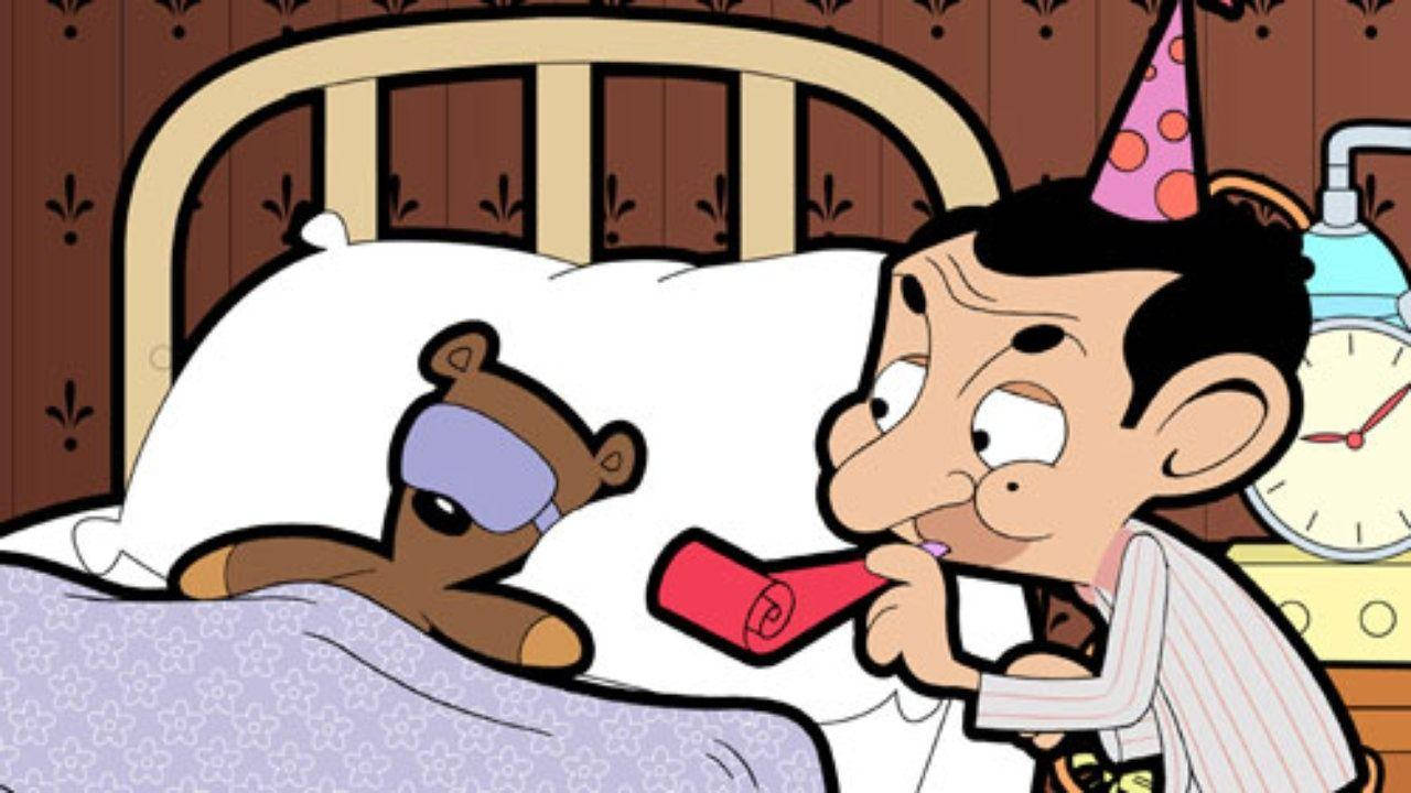 Mr. Bean 在床上戴著派對帽吹紅色喇叭，旁邊有一隻正在睡覺的泰迪熊。
