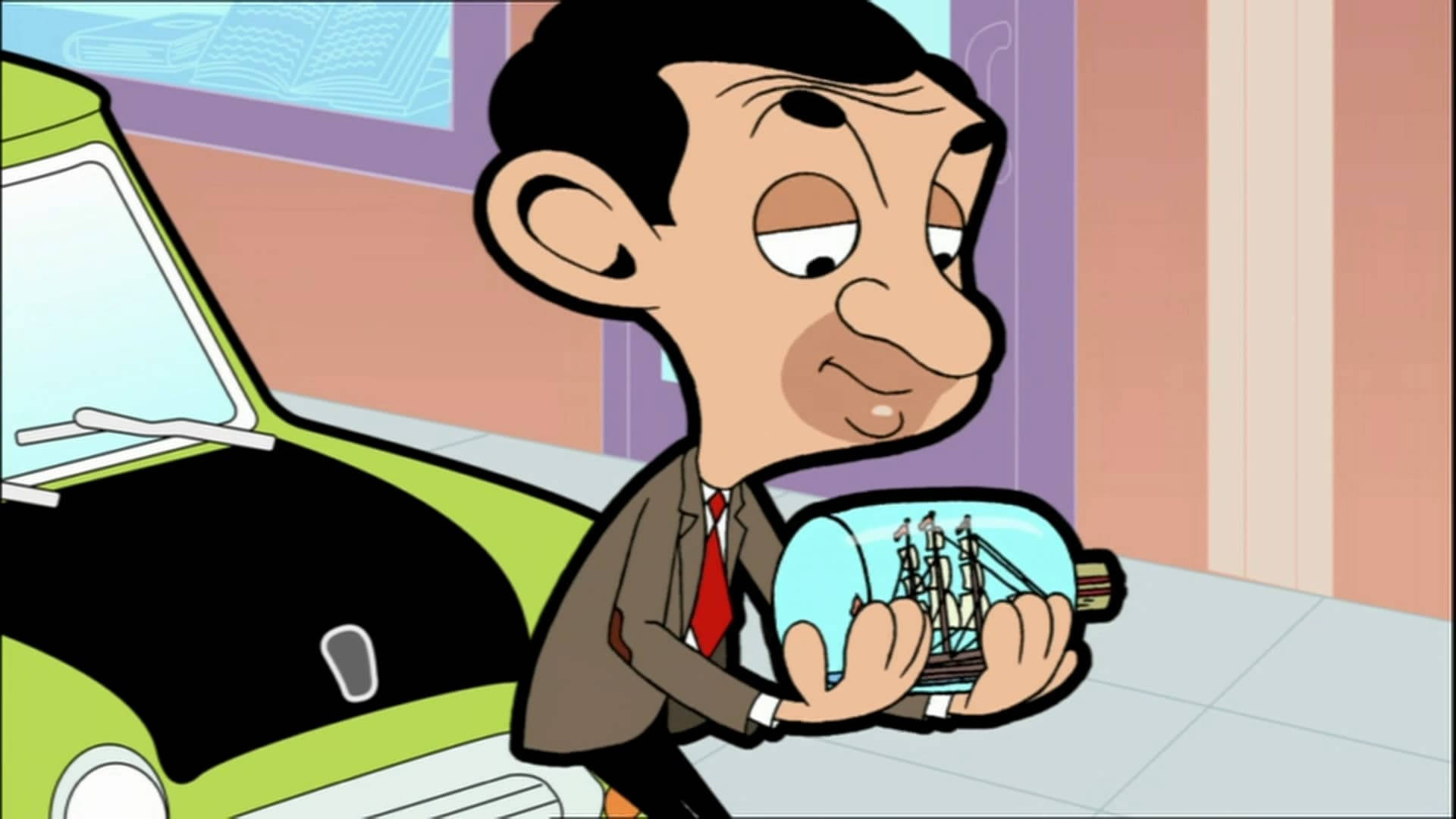 憨豆先生瓶中船集數 壁紙 — Mr Bean 手持一個內有微型船隻的瓶子，站在一輛綠色汽車旁邊的卡通場景。