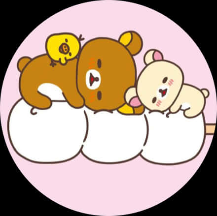 懶懶熊與朋友休憩 壁紙 — 三隻可愛的卡通動物在柔軟的粉紅色背景上依偎在蓬鬆的白雲上。