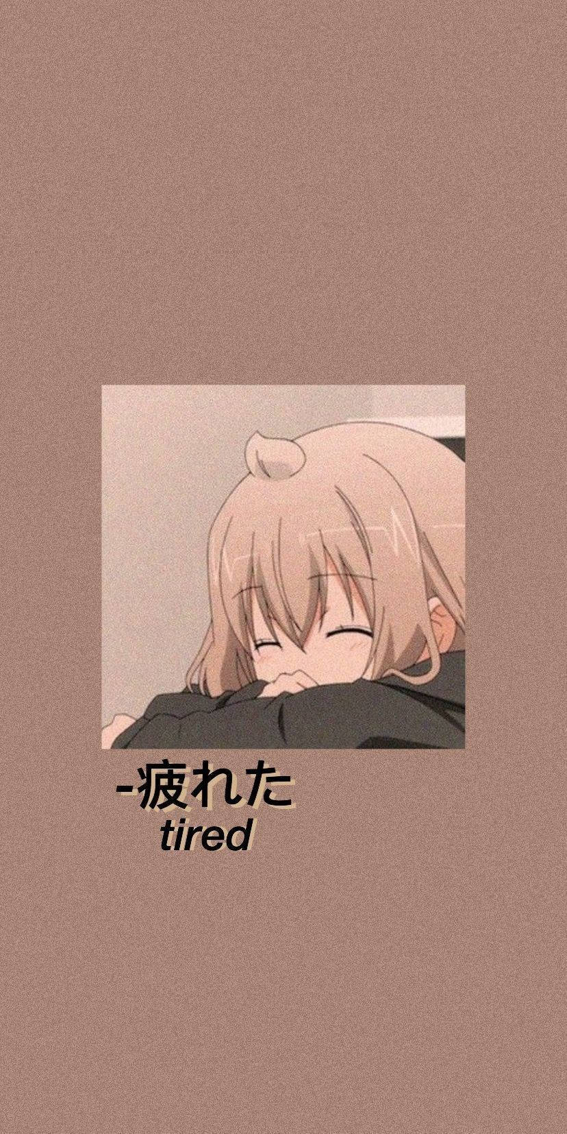 懶散動漫女孩午睡 壁紙 — 一個疲倦的粉紅色頭髮動漫女孩，在柔和的棕色背景上將頭靠在手臂上。