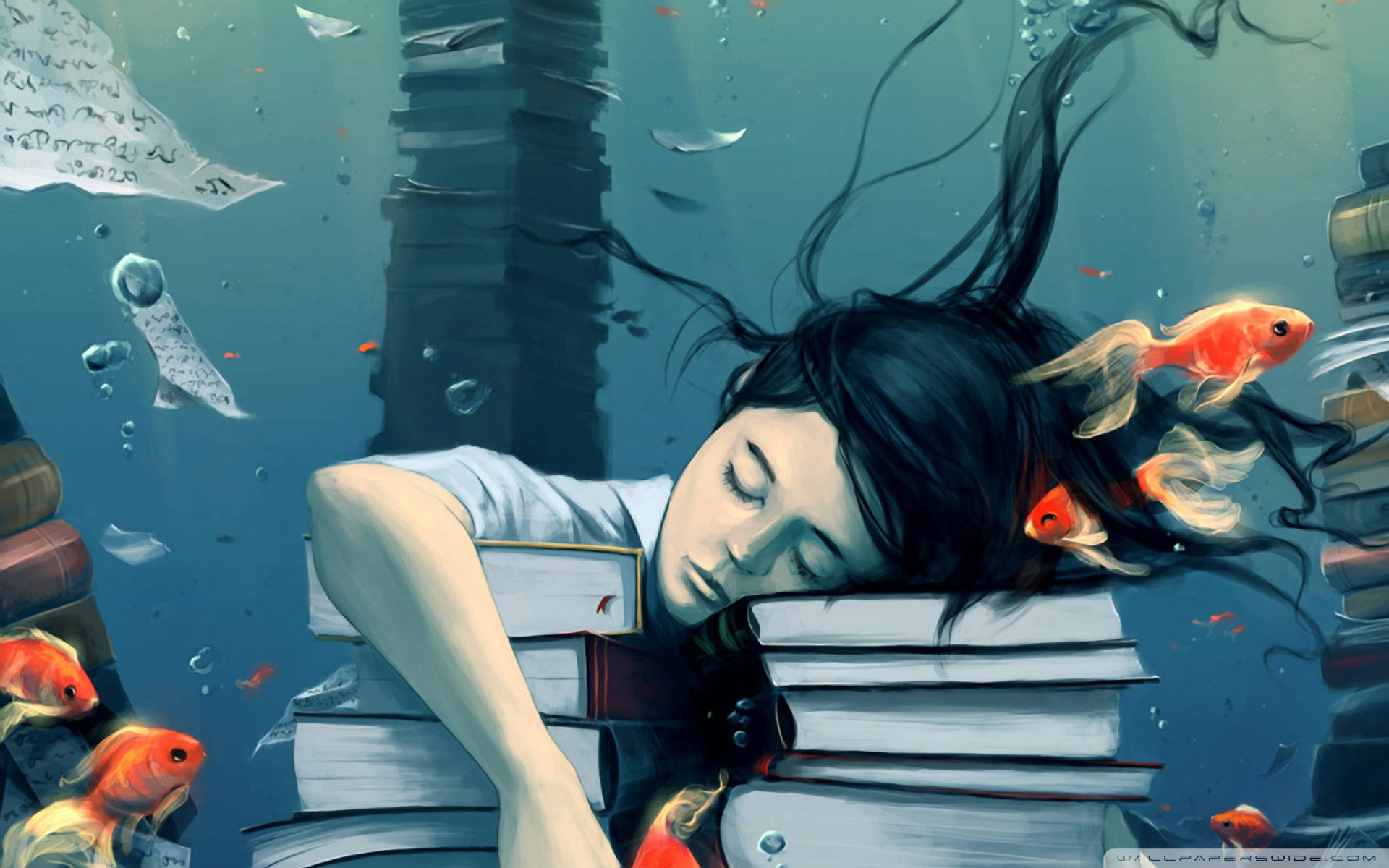 懶散少女水下藝術 壁紙 — 一個女孩在水底睡在書堆上，金魚在她深色頭髮周圍游動。