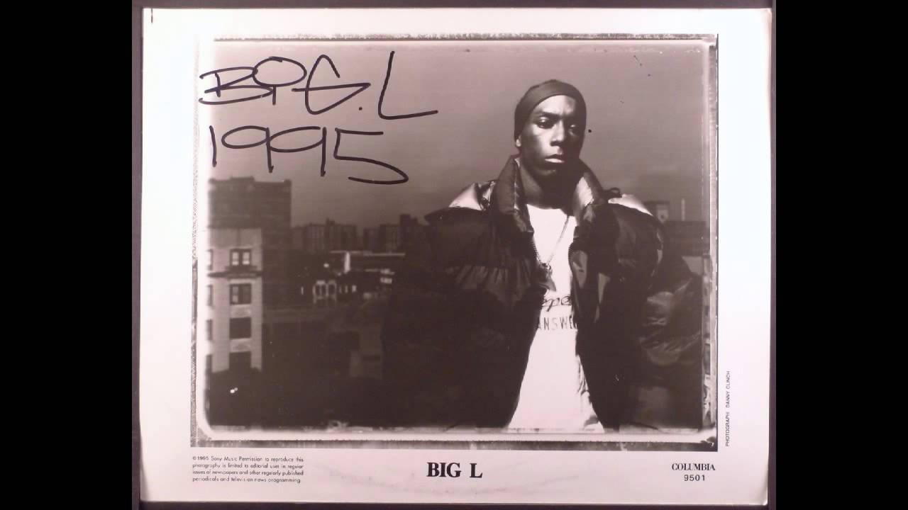 懷舊Big L 壁紙 — 一張黑白照片，說唱歌手Big L站在屋頂上，身後是城市天際線，附有簽名和日期1995年。