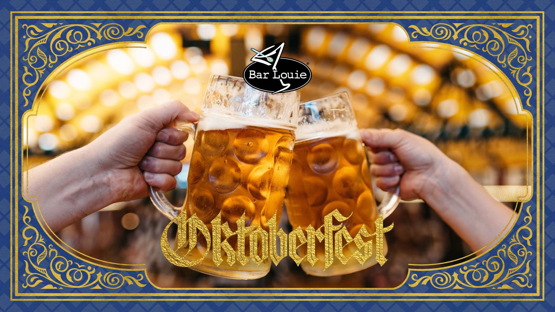 懷舊啤酒節啤酒 壁紙 — 兩隻手在溫暖的散景燈光下碰杯金色十月節啤酒杯，周圍是華麗的藍色和金色邊框。