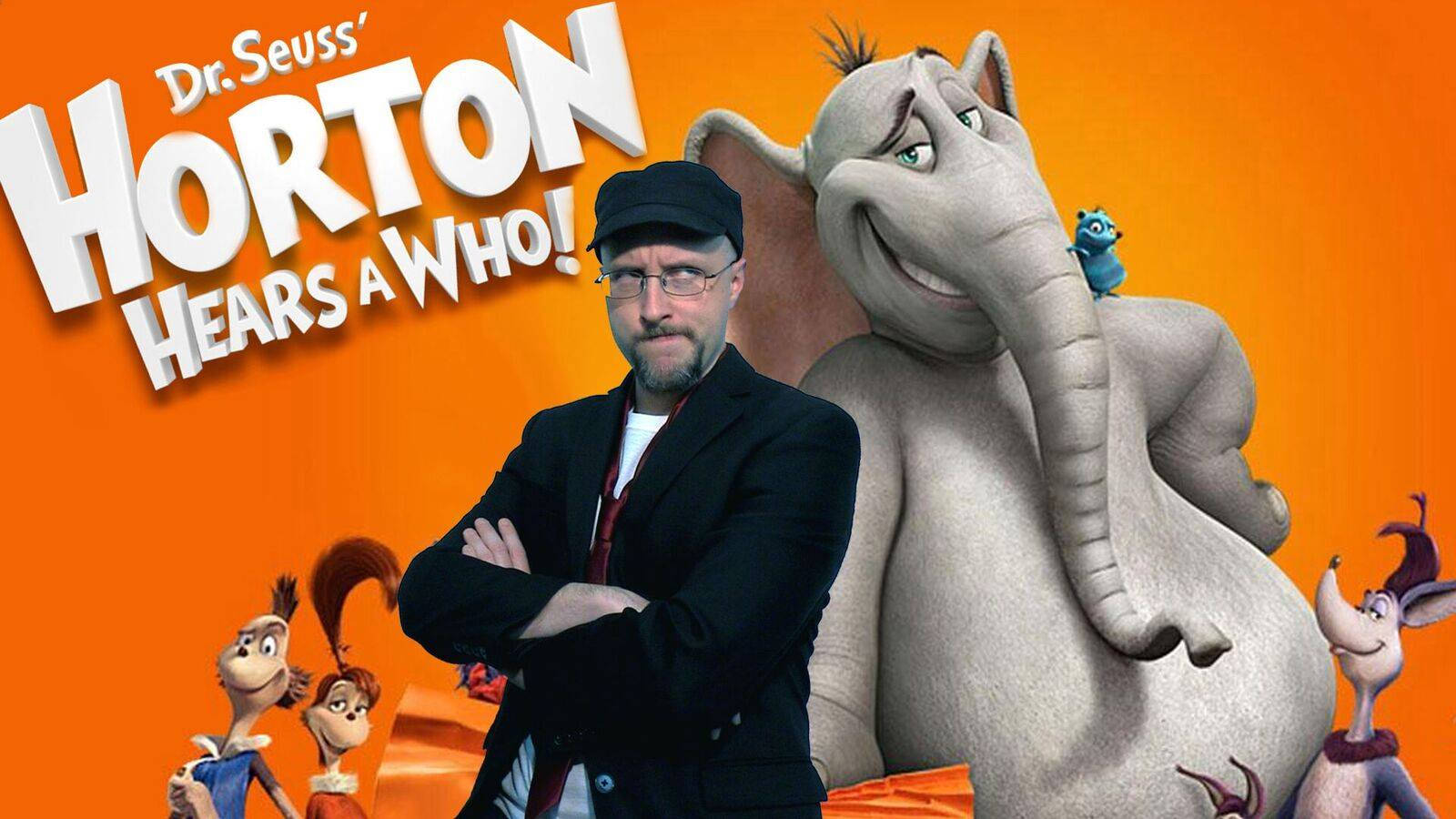 身穿黑色西裝的男子站在橙色背景前，與動畫《Horton Hears a Who!》角色一起