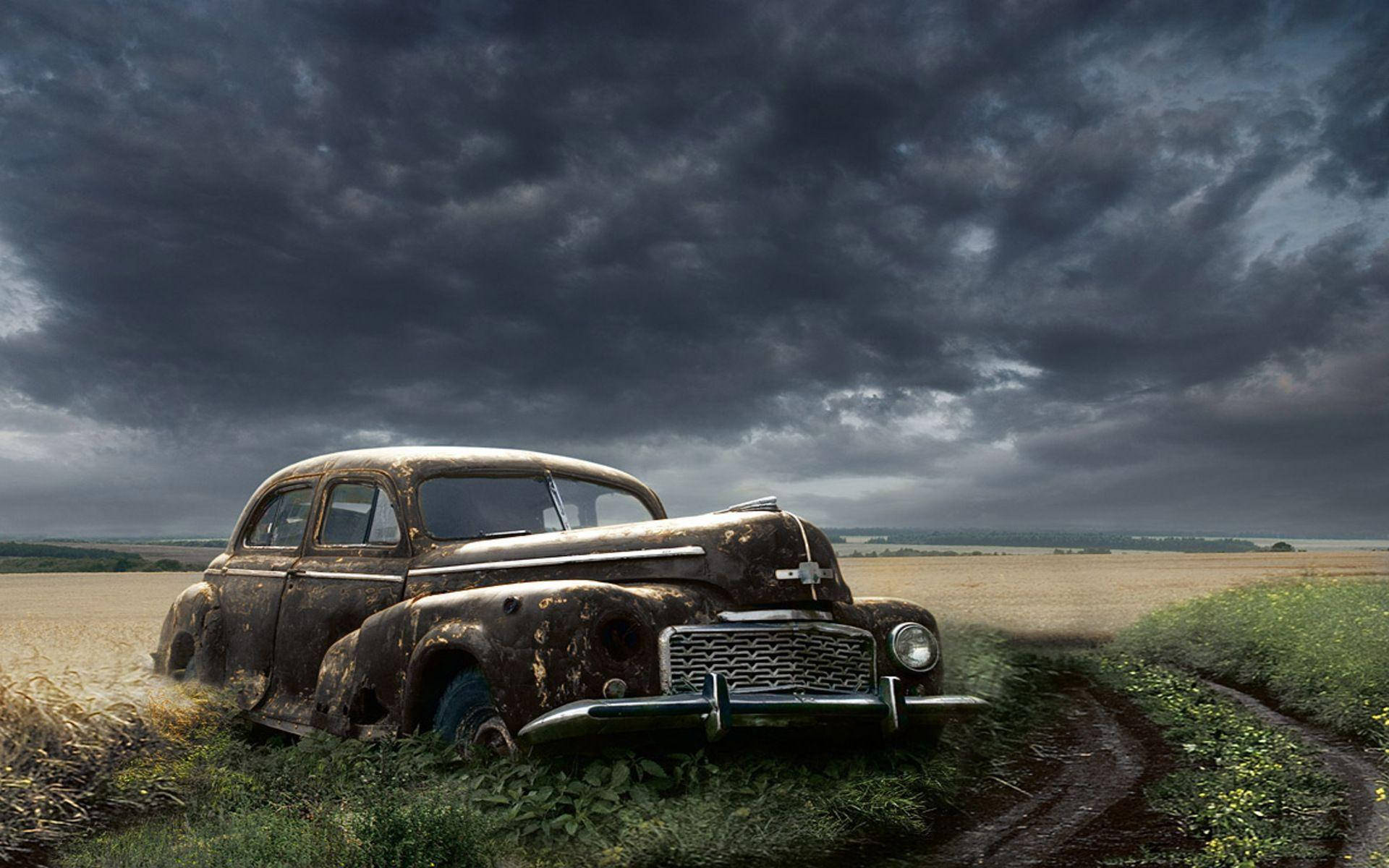 生鏽老爺車被遺棄在田野中，天空灰暗
