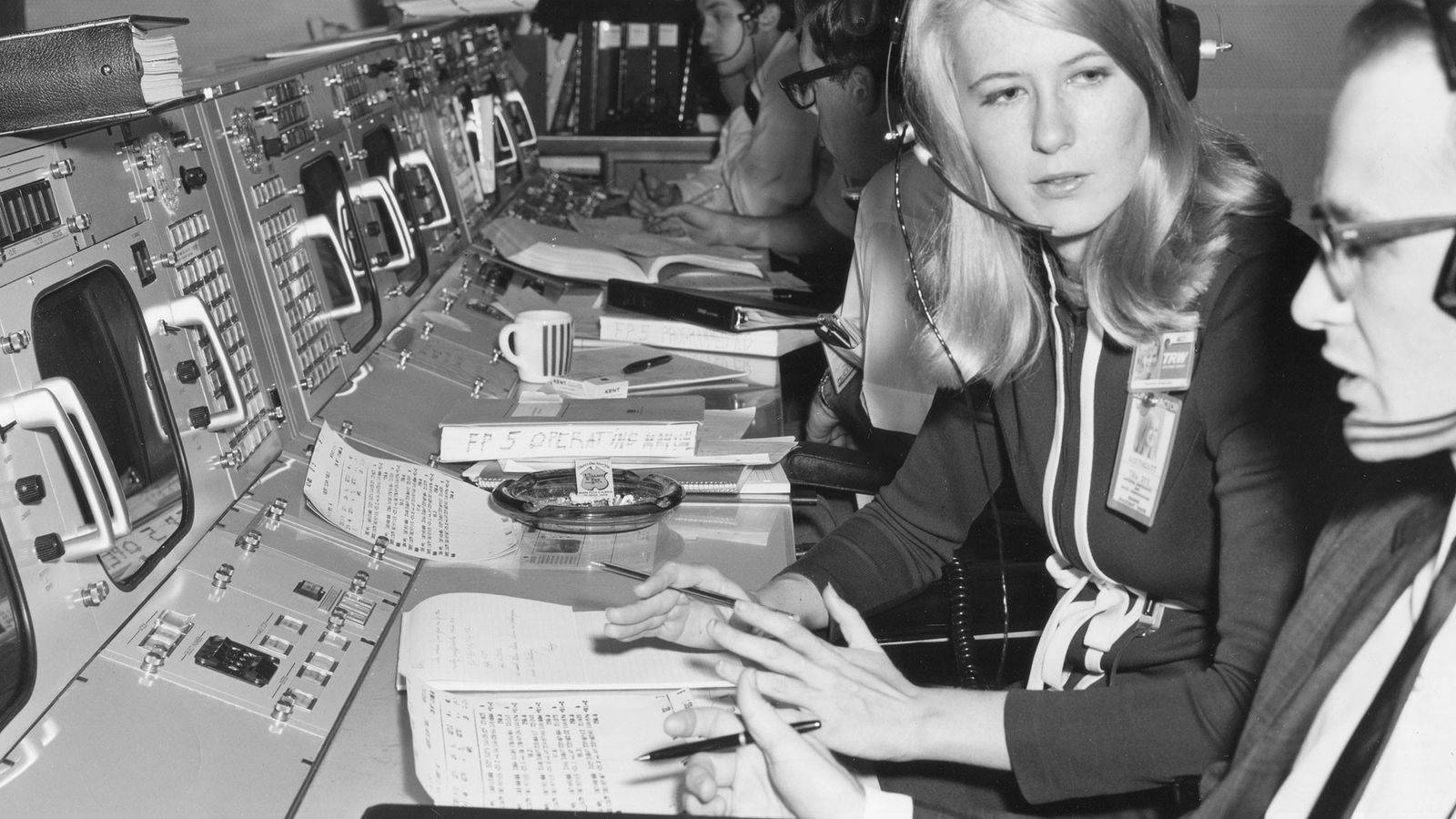 懷舊風貌的NASA休士頓 壁紙 — 1960年代NASA控制室中，女性飛行控制員被復古設備和同事包圍的黑白照片。