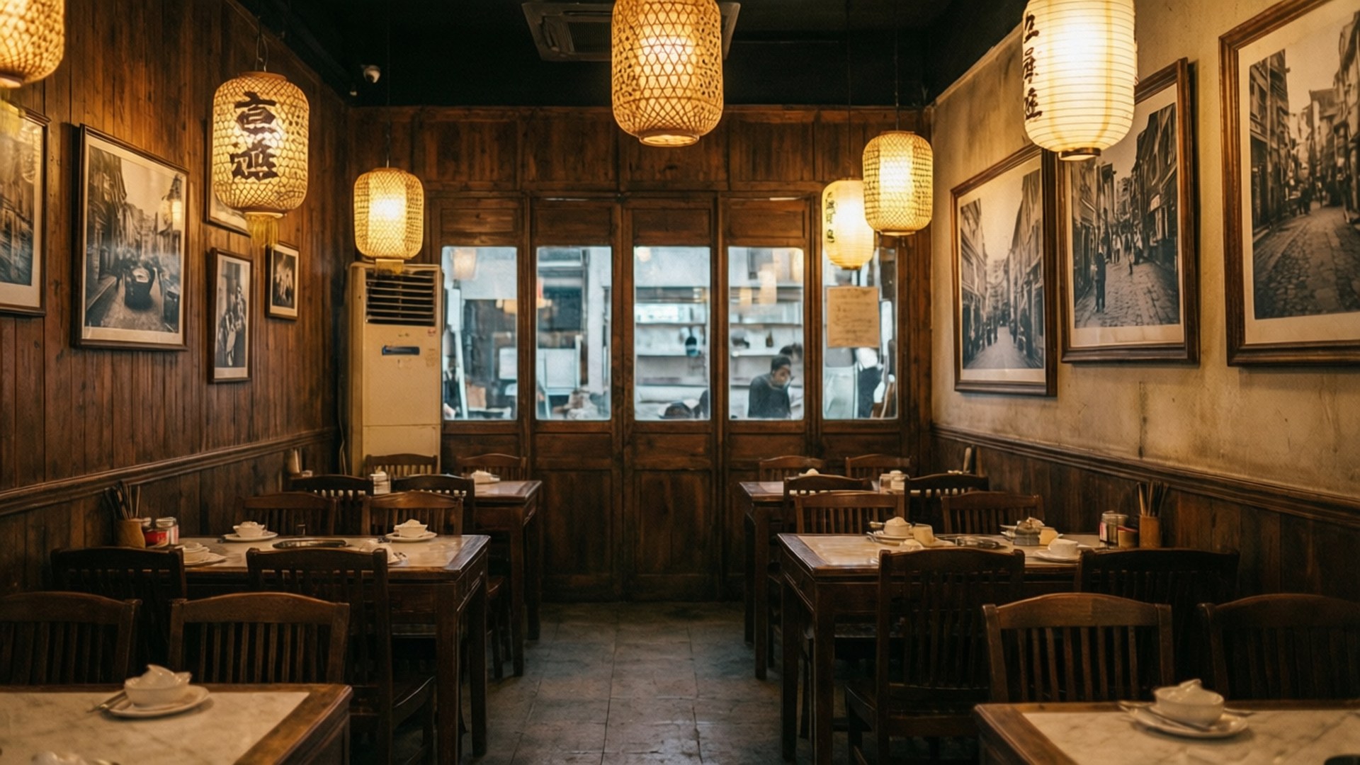 黑白照片呈現傳統點心店，喚起回憶。