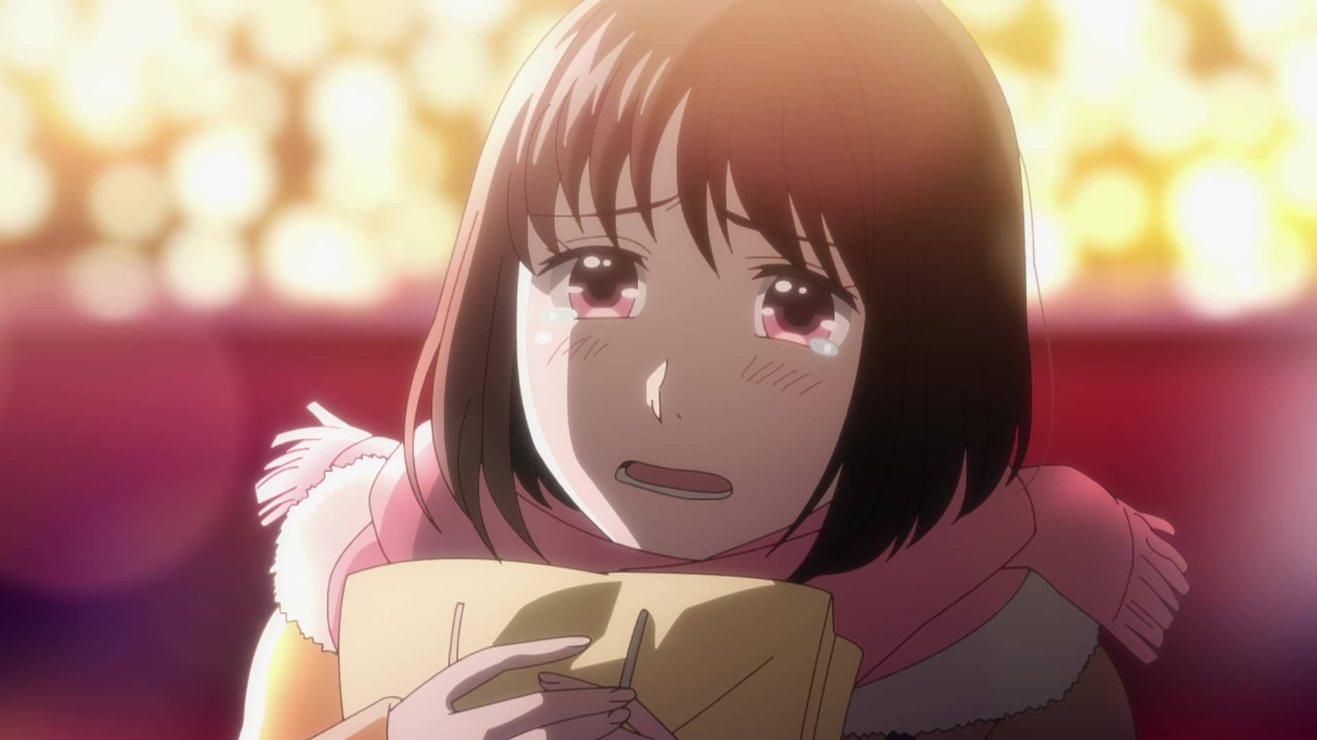 戀愛季 Ichika 哭泣 壁紙 — 一個淚眼汪汪的動漫女孩，棕色頭髮和粉紅色圍巾，在溫暖的散景背景中緊握著一封信。
