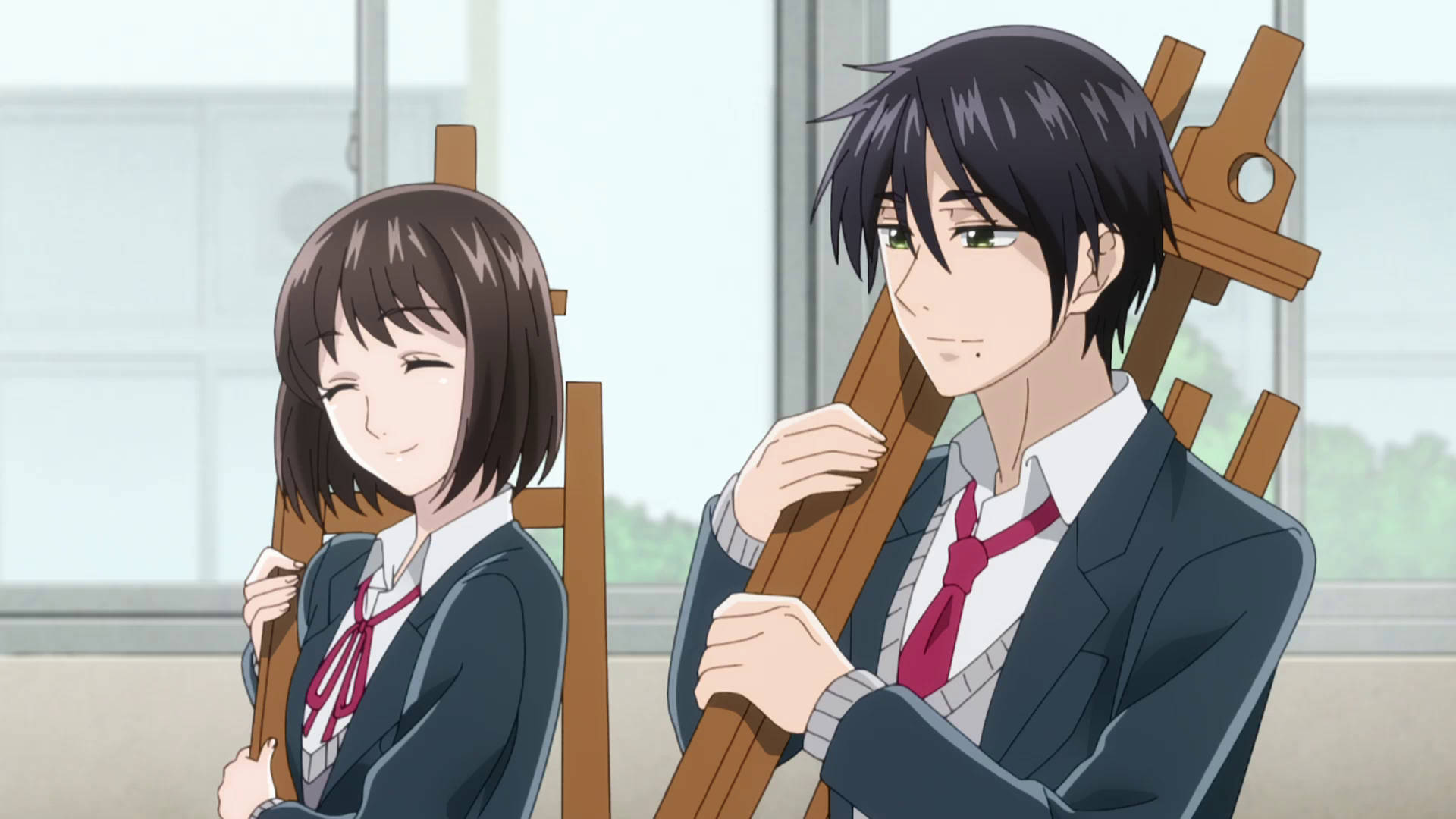 《戀愛小魔女》Ichika 與 Kai 壁紙 — 兩名穿著校服的動漫學生在明亮的教室裡微笑著拿著木製畫架。