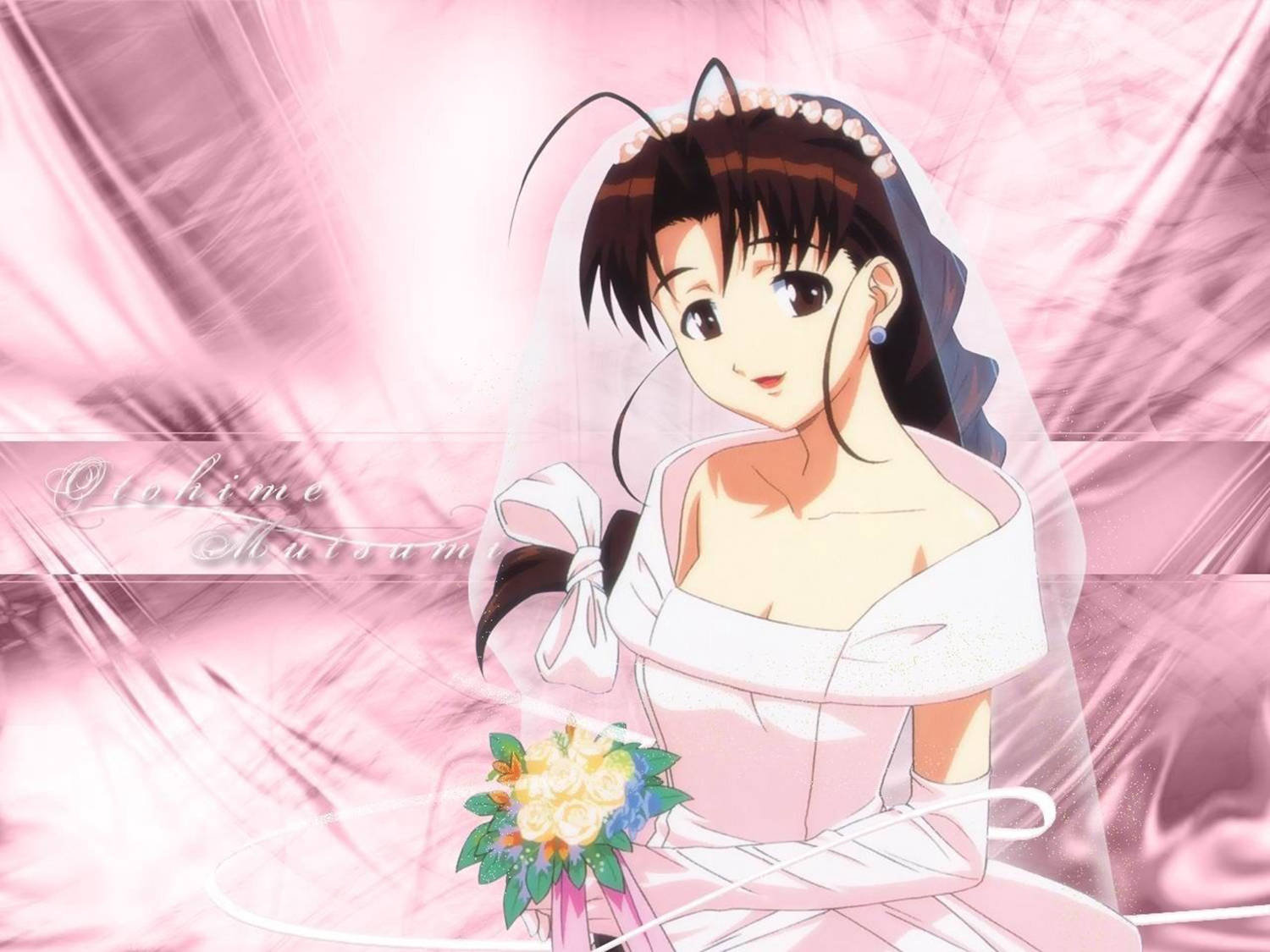 《戀愛小魔女》新娘鳴子 壁紙 — 一位微笑的動漫新娘穿著白色禮服，在柔軟的粉紅色布料背景前手持色彩繽紛的花束。