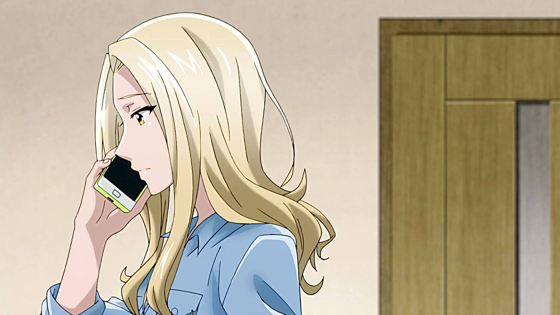 《戀愛小魔女》莉奧打電話 壁紙 — 一位金髮動漫女孩穿著藍色襯衫，在木門旁邊用青檸綠色的電話通話。