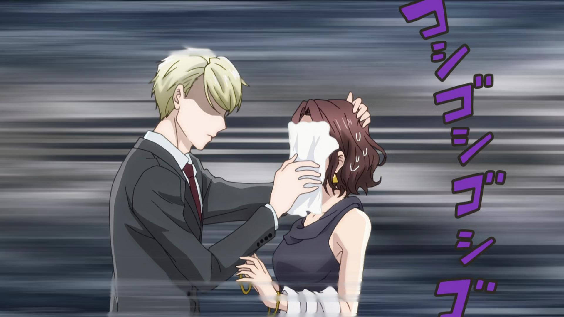 《戀愛小魔女》龍擦拭櫻臉 壁紙 — 一名金髮西裝男在模糊背景中，輕輕為一位用手帕遮住眼睛的女性拭去臉上的淚水。