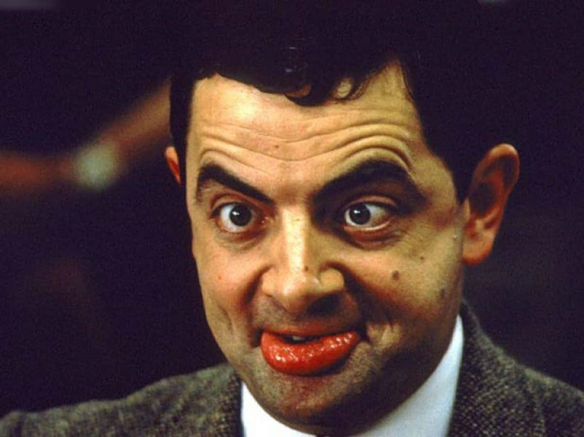 Mr Bean 桌布 壁紙 — 戇豆先生嘅特寫，表情誇張搞笑，嘴唇上搽咗鮮紅色嘅唇膏。