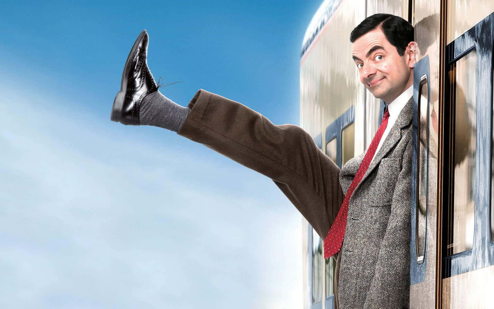 Mr Bean 桌布 壁紙 — 戇豆先生頑皮地從火車門伸出腳踢向明亮的藍天。