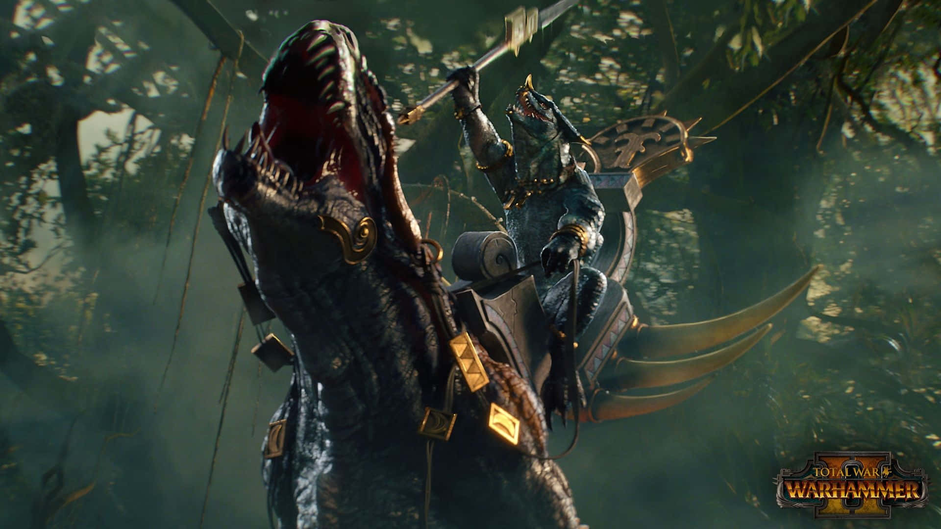 戈爾洛克蜥蜴人戰鬥 1920x1080 Total War Warhammer 背景 壁紙 — 一名戰士騎著一隻巨大的裝甲恐龍穿過迷霧叢林，揮舞著帶刺的武器。