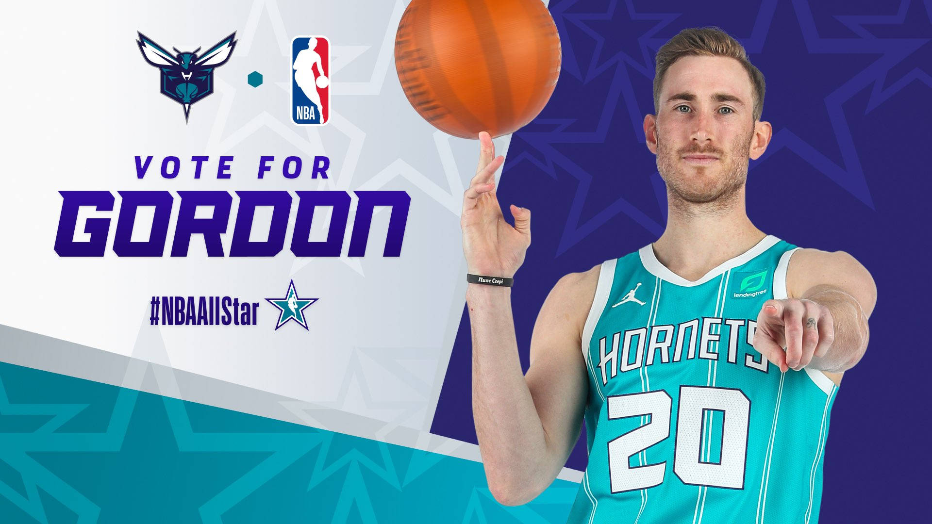 戈登·海沃德 2021 NBA全明星 壁紙 — 一名身穿青綠色黃蜂隊球衣的籃球運動員，在星形圖案的藍白背景前，用手指平衡籃球並向前指。