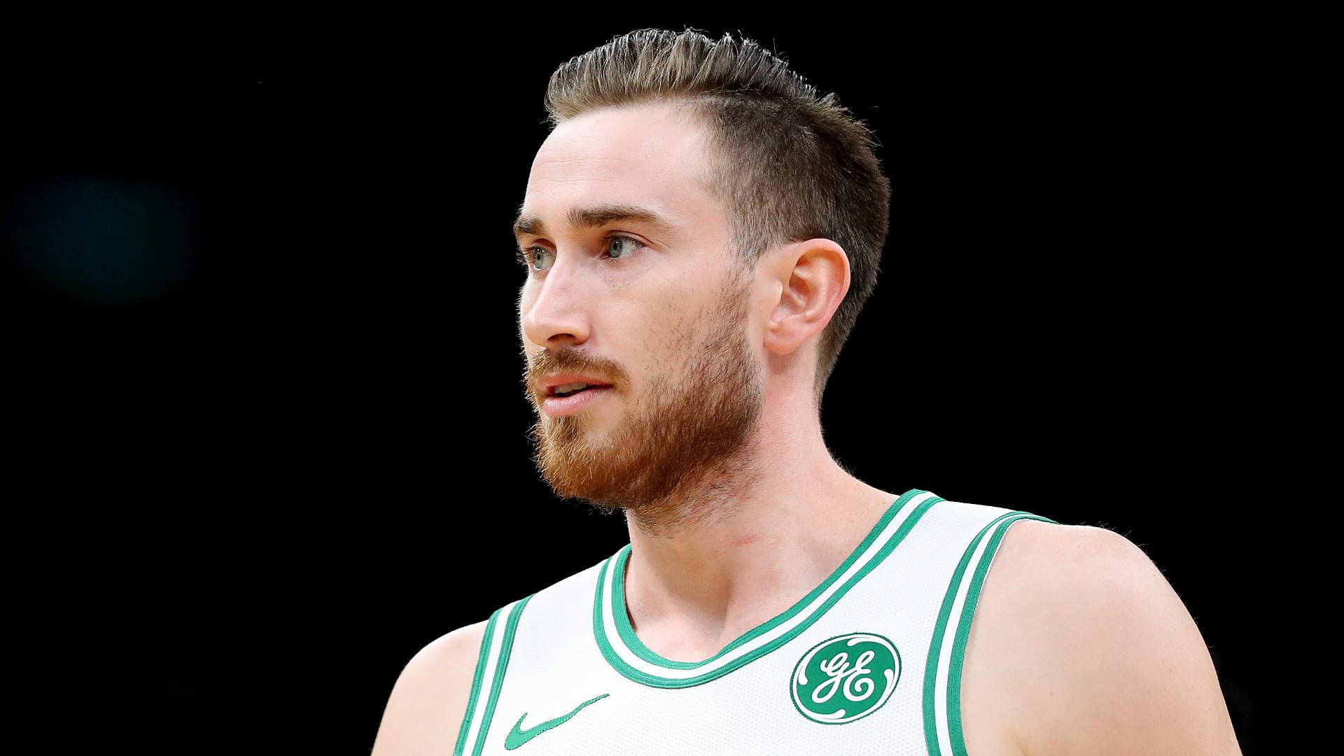戈登·海沃德NBA塞爾提克隊近照 壁紙 — 一位留鬍鬚、專注的籃球運動員，身穿白色和綠色球衣，背景為黑色。