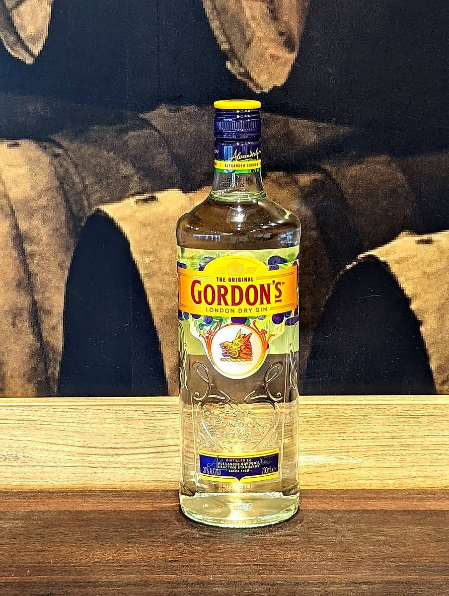 木質吧檯上的一瓶 Gordon's 琴酒。