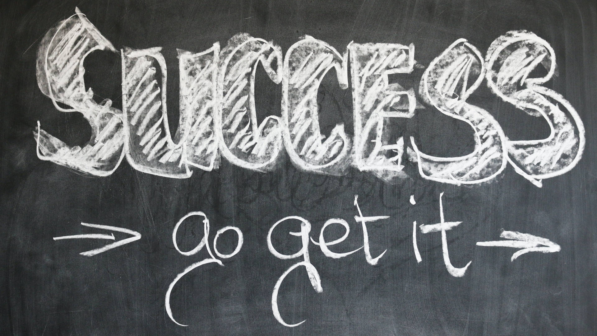 黑板上用粉筆寫著 success go get it 的勵志文字