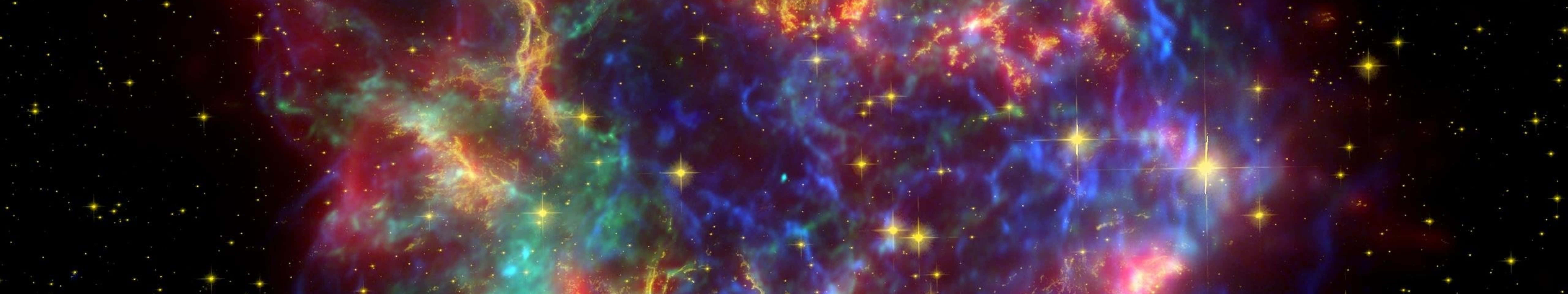 深空中色彩繽紛的星雲與發光的星星。