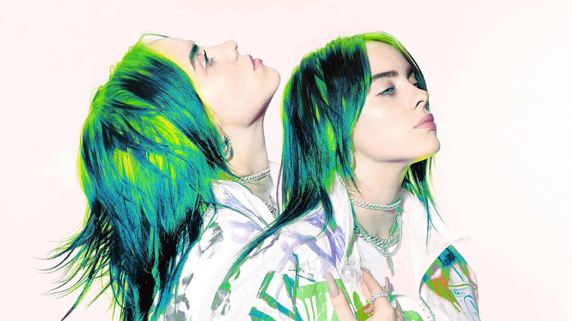 Billie Eilish 的鏡像肖像，帶有霓虹綠色和藍色頭髮，佩戴多層項鍊。