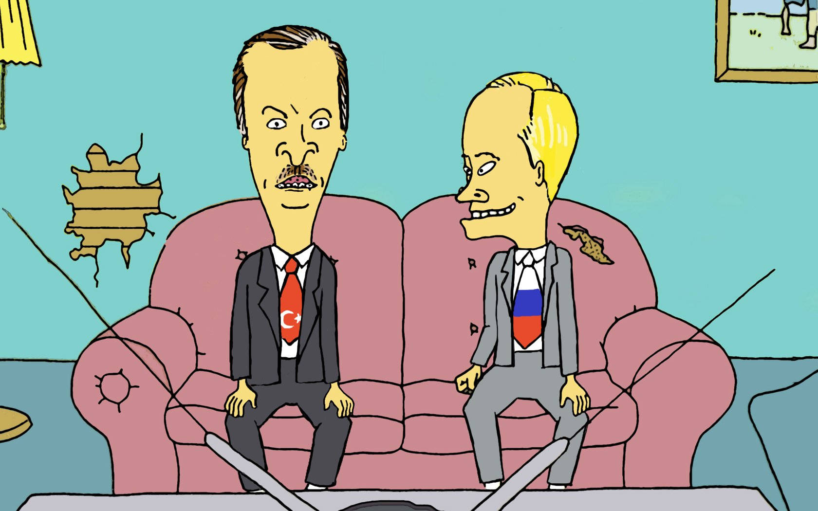 成年版 Beavis 和 Butt-Head 坐在沙發上 壁紙 — 兩個穿著西裝、卡通化誇張的男人坐在一個破舊的粉紅色梳化上，房間簡陋，牆壁破裂，有一盞燈。