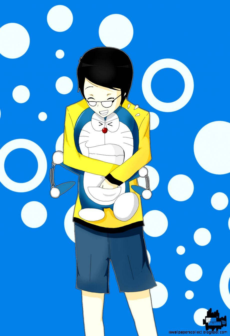 成年野比大雄擁抱哆啦A夢 壁紙 — 一個開心的動畫男孩穿著黃色外套，在充滿白色圓圈的鮮豔藍色背景前擁抱一隻白色機械貓。
