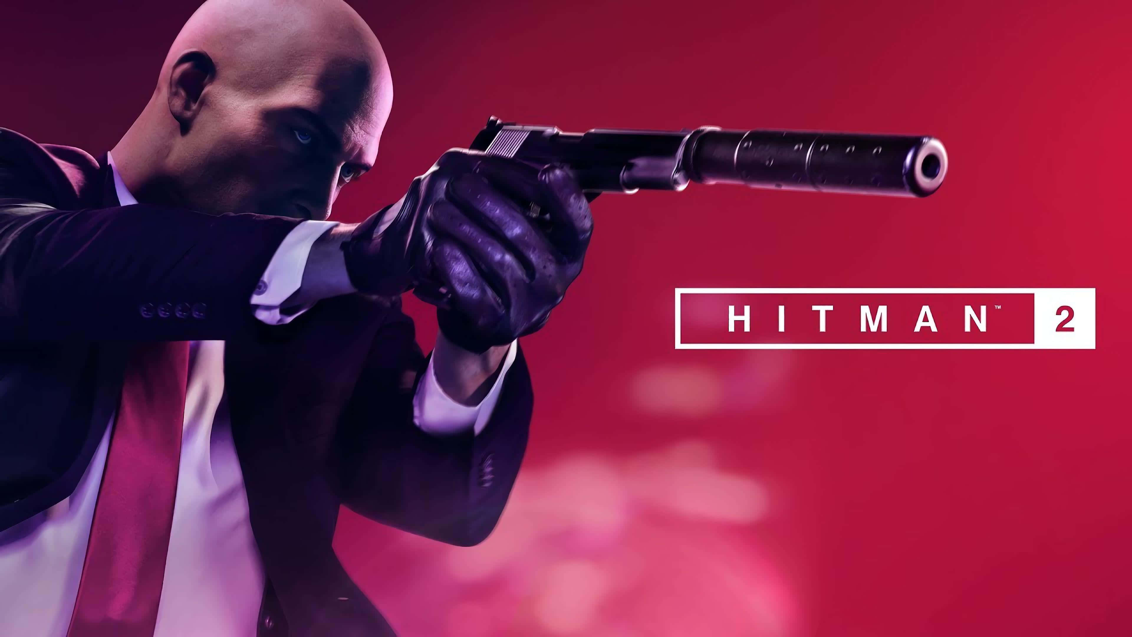 成為《最佳 Hitman 2》的特工 47 壁紙 — 一個光頭刺客穿著西裝，在鮮紅色背景上瞄準帶有消音器的手槍，並帶有Hitman 2標誌。