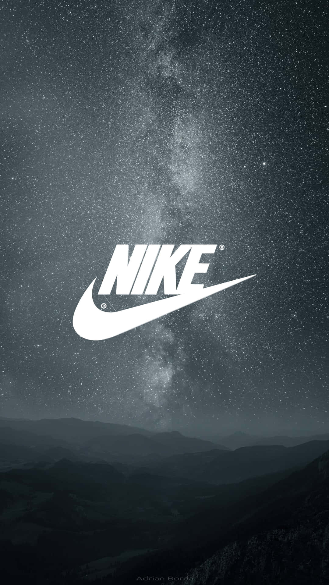 Nike標誌置中於星空夜空和山脈之上。