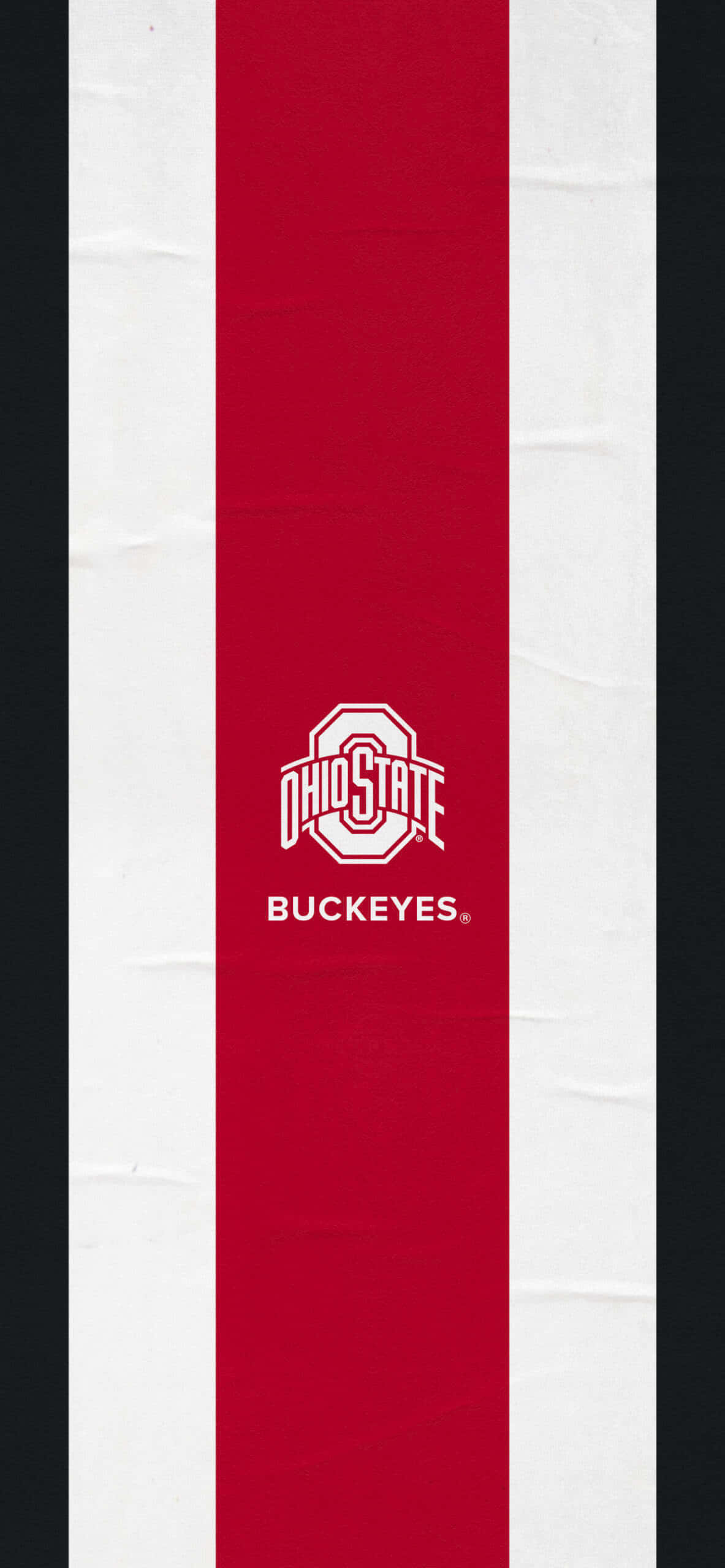 成為俄亥俄州立大學 Buckeyes 家庭的一員 壁紙 — 垂直紅白黑條紋牆紙，帶有清晰白色的俄亥俄州立七葉樹標誌。