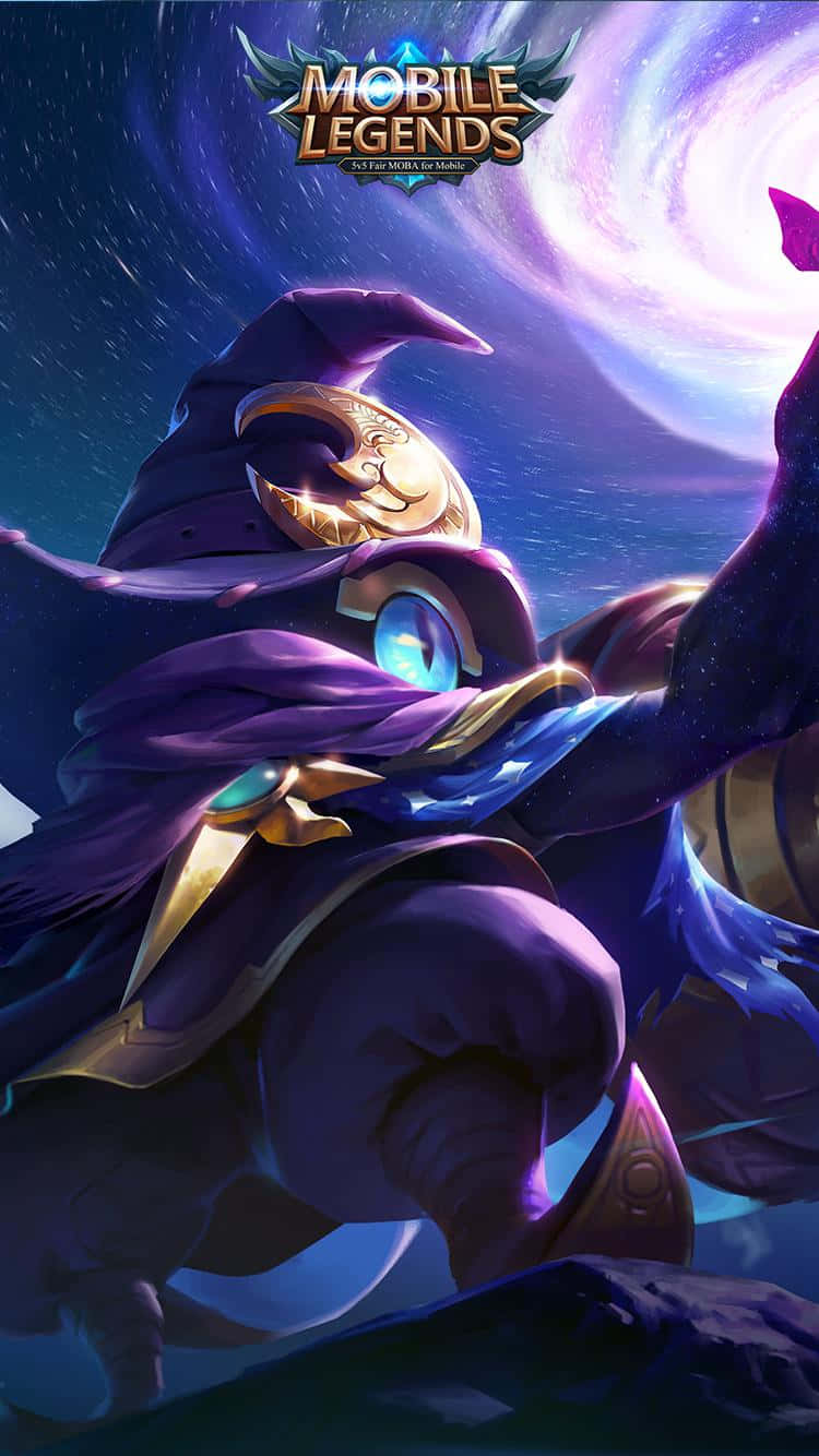 成為傳奇——與朋友挑戰《Mobile Legends》 壁紙 — 一位神秘的紫袍巫師，擁有發光的藍眼睛和新月標誌，在旋轉的宇宙星系背景下施展魔法。