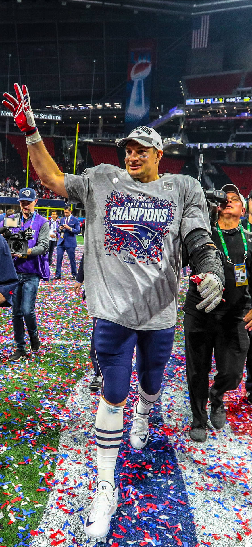 美式足球員在球場上以紙屑慶祝超級碗勝利。