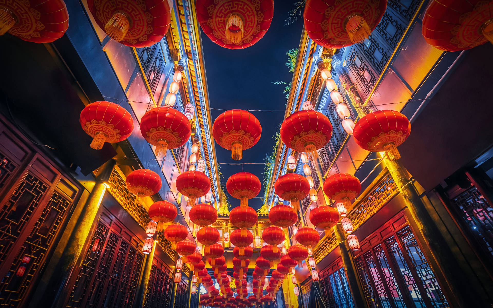 紅色燈籠照亮了夜晚的傳統中式小巷。