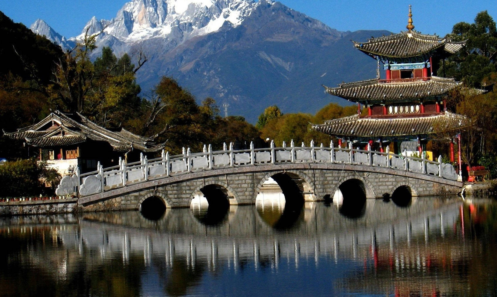 湖上的石橋，倒映著山和傳統亭台