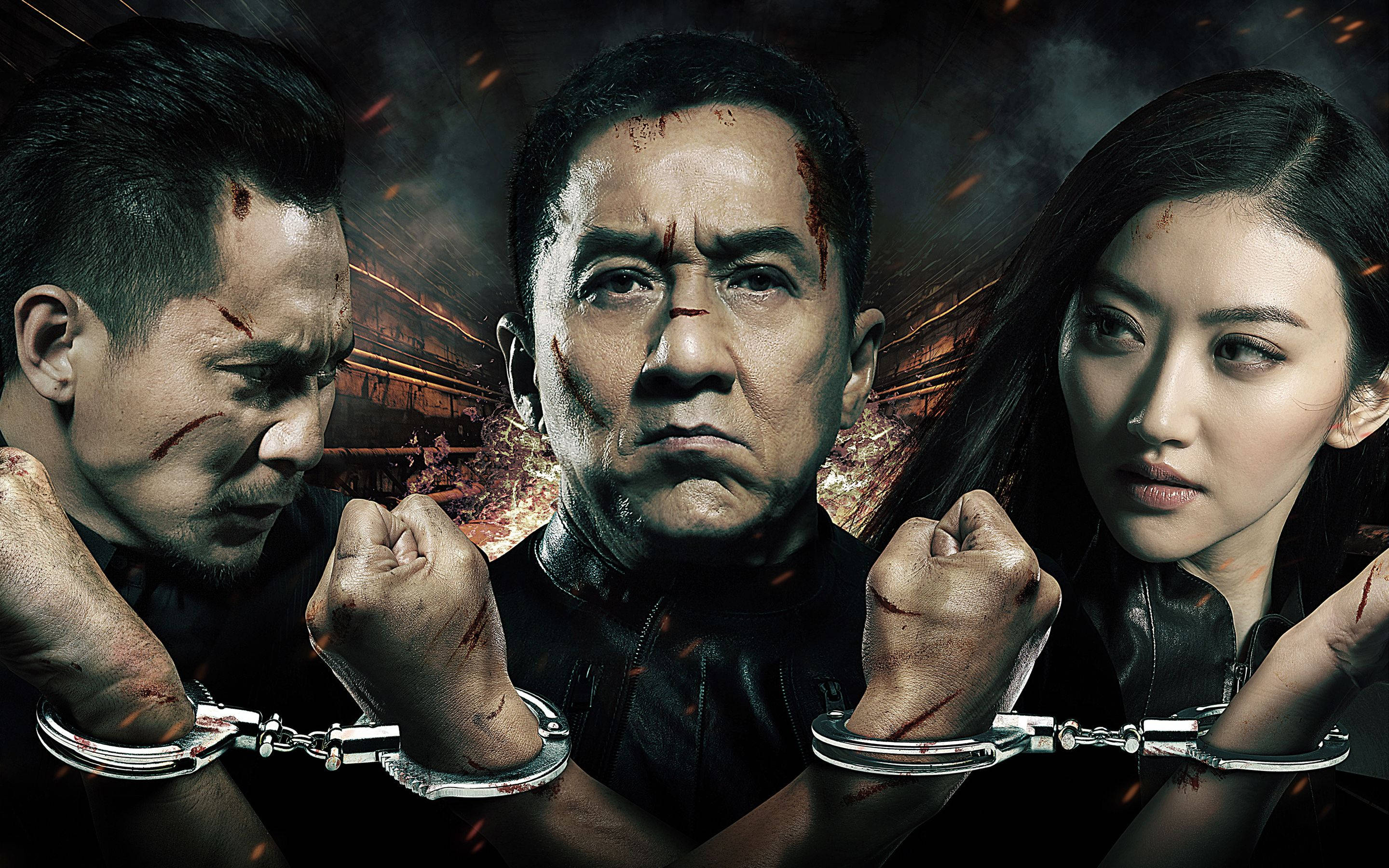 成龍《警察故事》 壁紙 — 三個戴著手銬、滿臉鮮血的人物，背景是熾熱的城市景象。