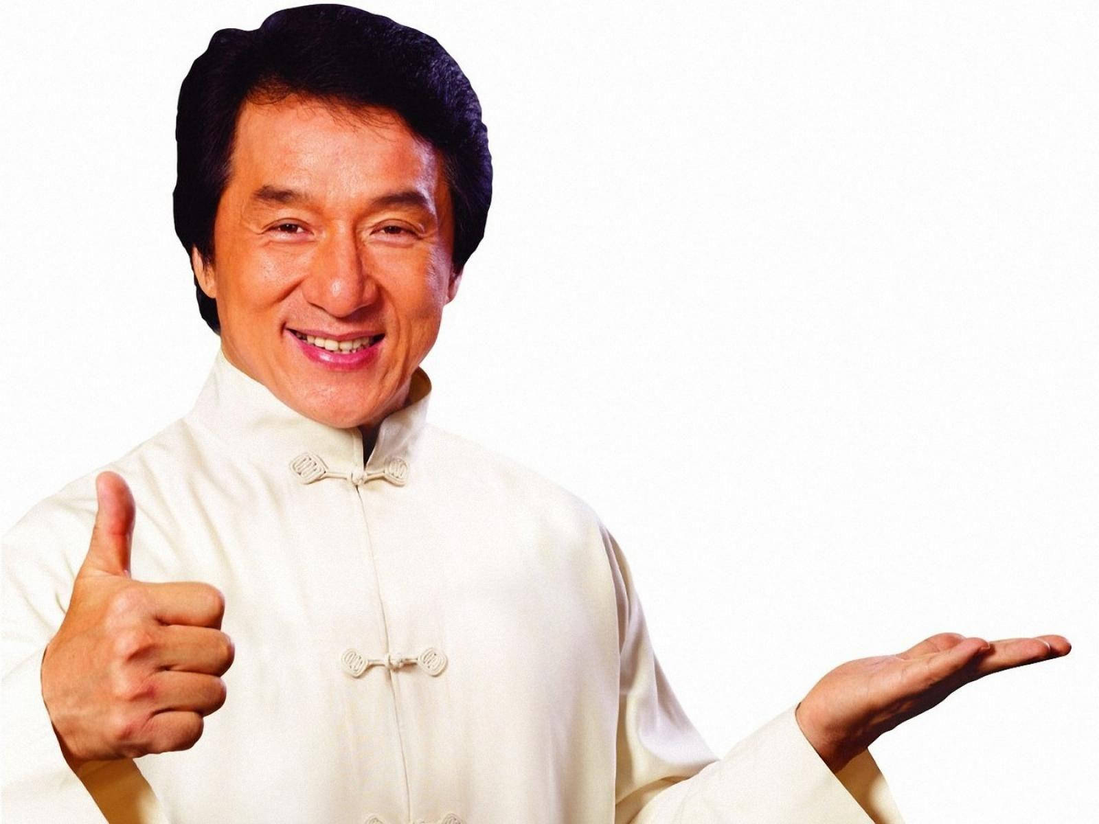成龍比讚 壁紙 — 一個快樂嘅男人，著住白色傳統恤衫，喺純白色背景前豎起拇指同張開手掌。