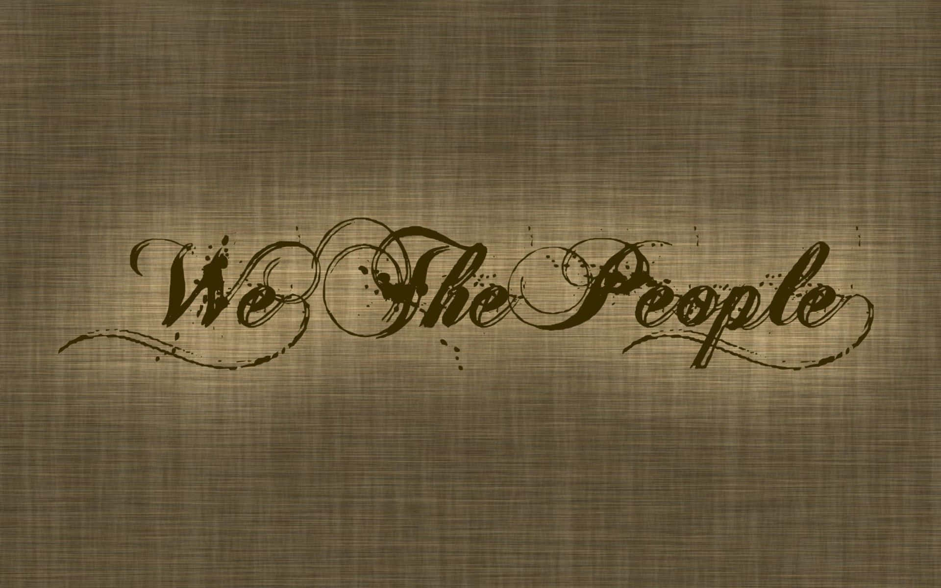在帶有紋理的布料背景上以優雅草書呈現的 We The People 文字