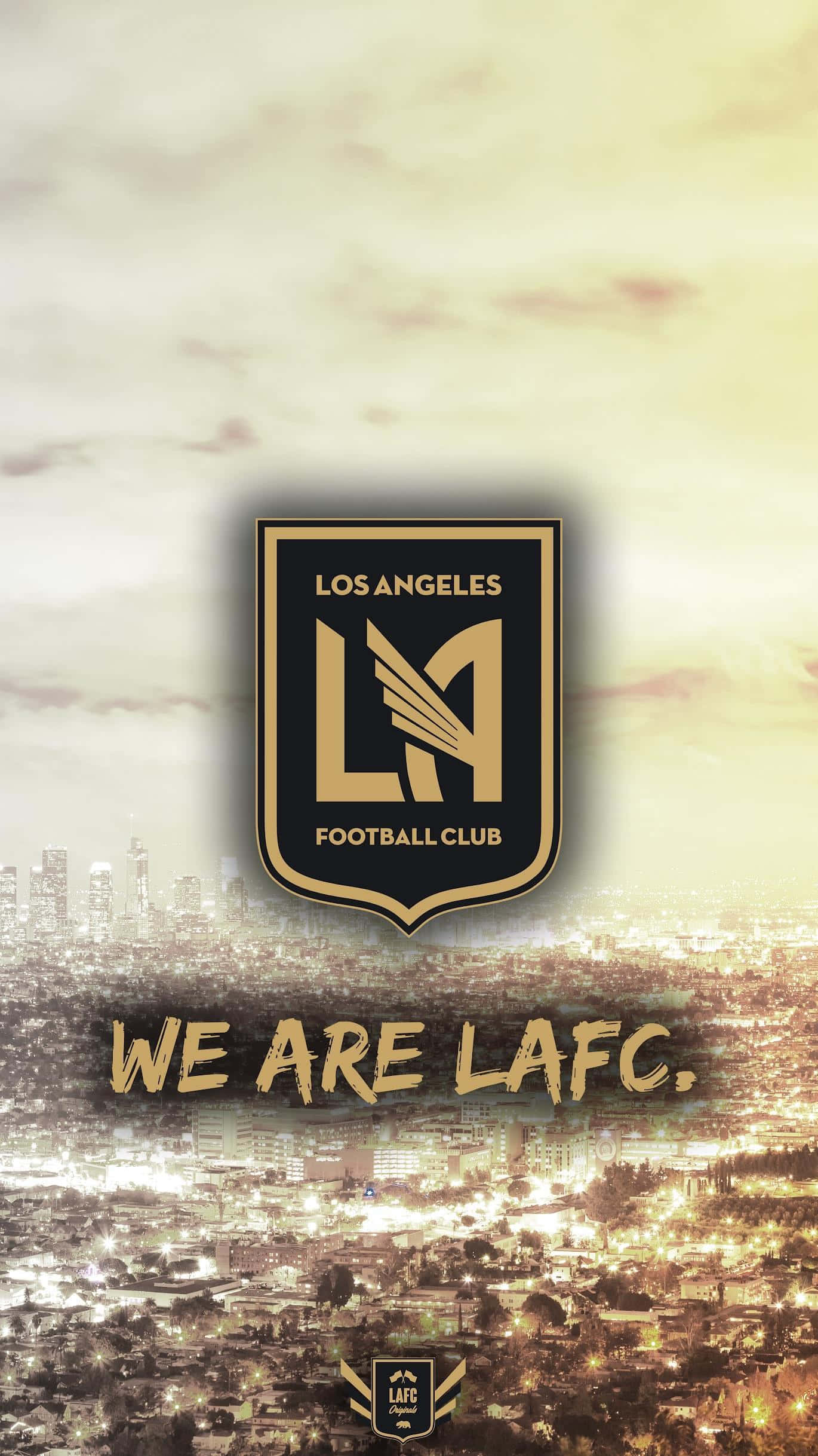 我們是LAFC 洛杉磯FC數位粉絲藝術 壁紙 — 洛杉磯足球會標誌居中於黃昏時分的金色城市天際線之上，下方有「WE ARE LAFC」文字。
