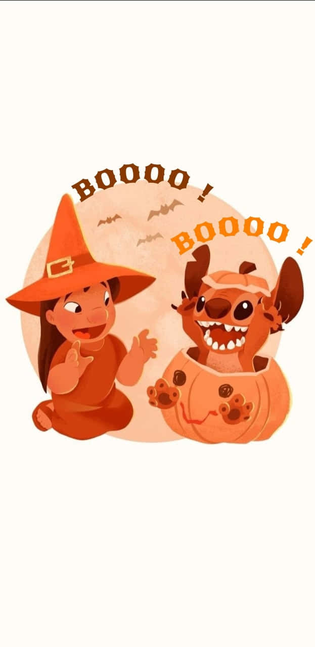 一個戴著巫師帽的女孩和南瓜中的史迪仔都大喊 BOOOO！蝙蝠在月亮附近飛翔。