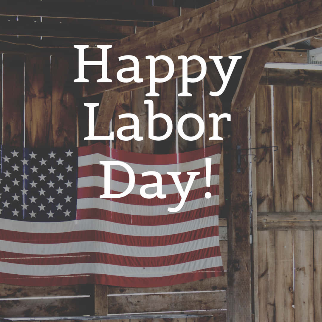 木穀倉中的美國國旗與Happy Labor Day文字。